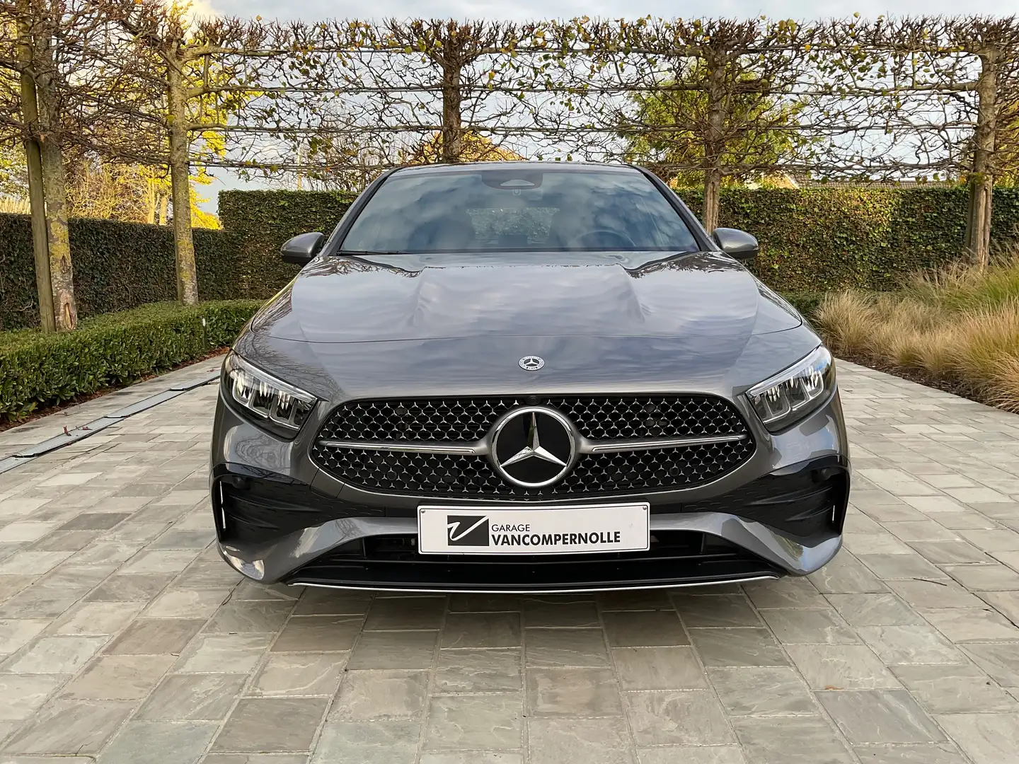 Mercedes-Benz A 200 AMG Line Advanced Plus ,DISTRONIC ,TREKHAAK ,SFEER Grijs - 2