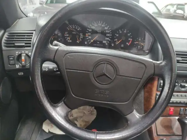 Mercedes-Benz 500 SL view 7