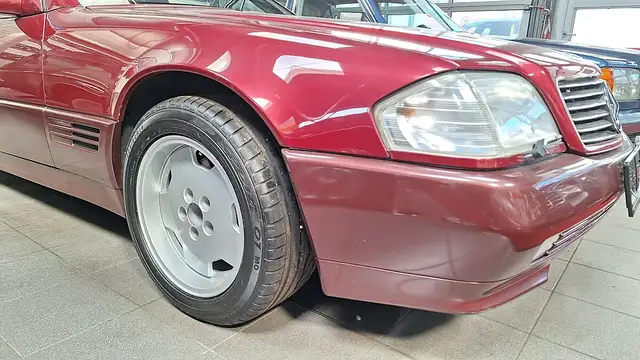 Mercedes-Benz 500 SL view 3