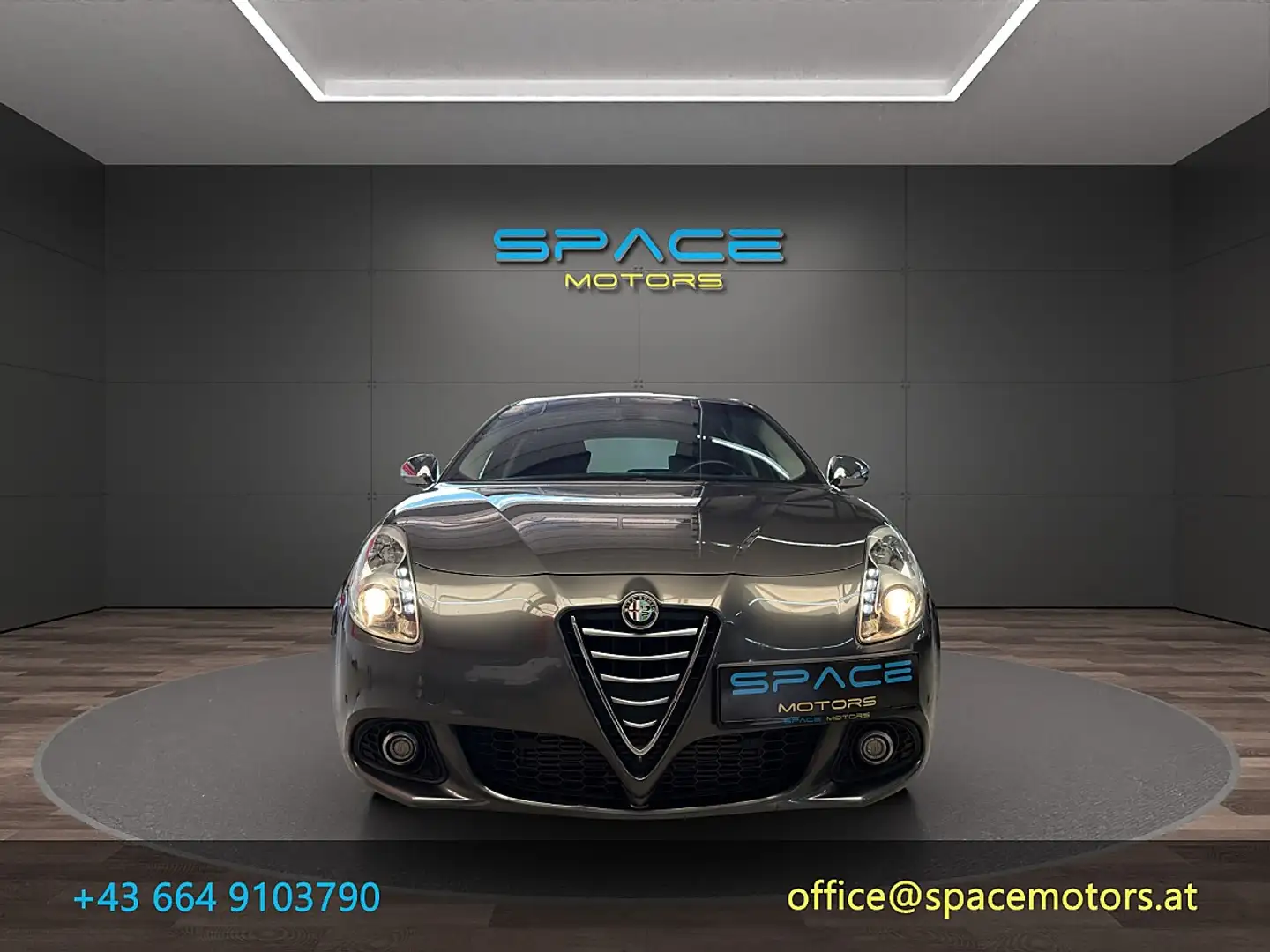 Alfa Romeo Giulietta Distinctive 2,0 JTDM-2 Grau - 2
