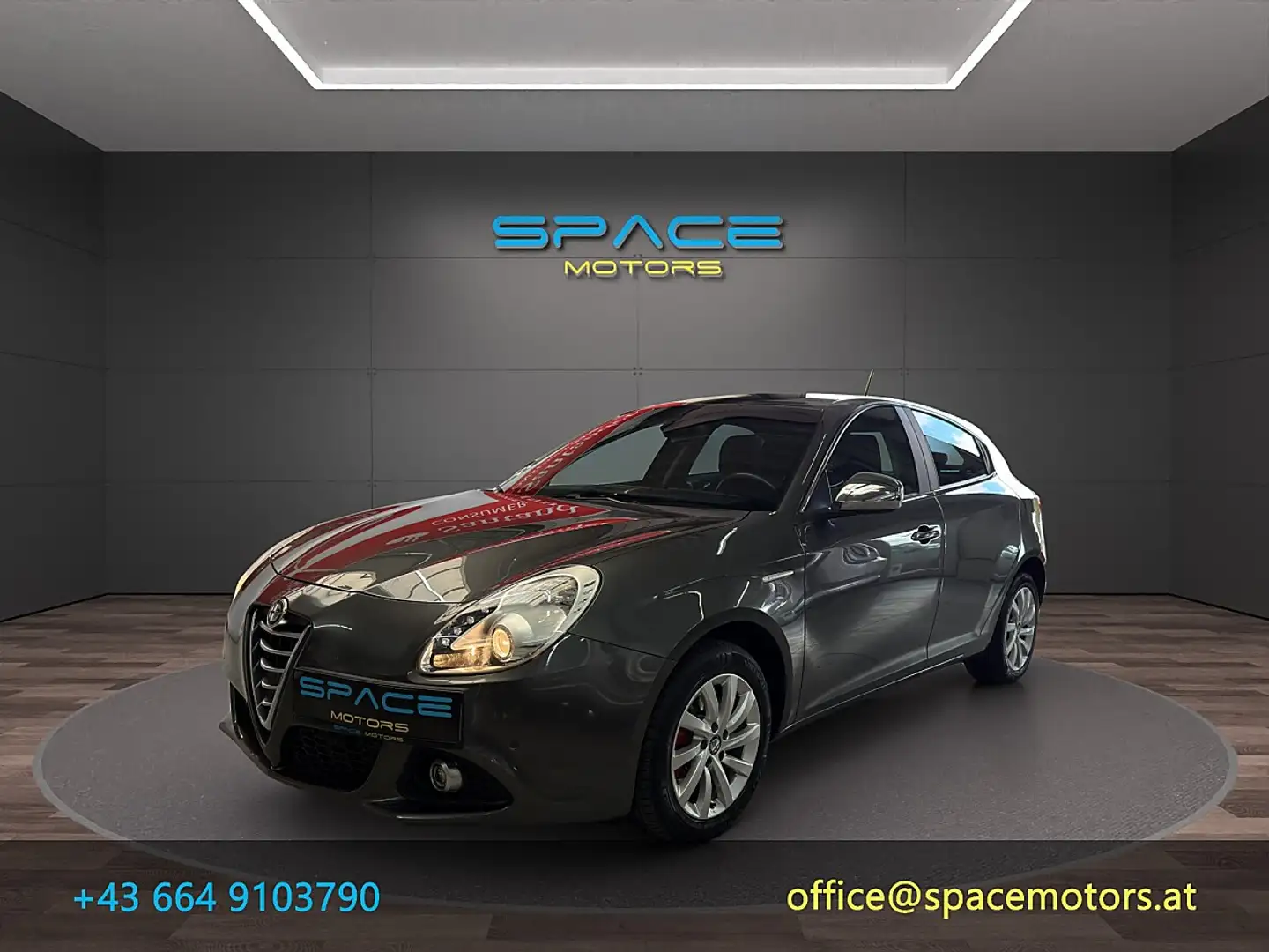 Alfa Romeo Giulietta Distinctive 2,0 JTDM-2 Grau - 1