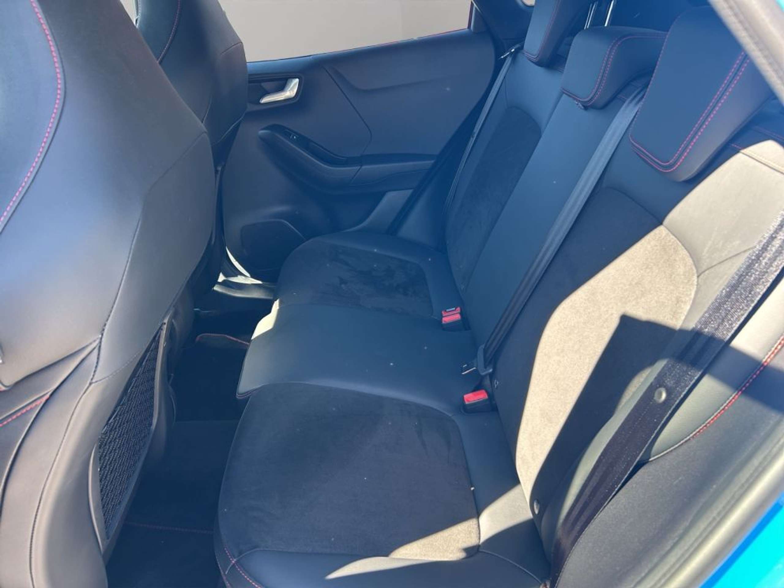 Fahrzeugabbildung Ford Puma 1.0 EcoBoost Hybrid Aut. ST X - mit KI generiert/bearbeitet