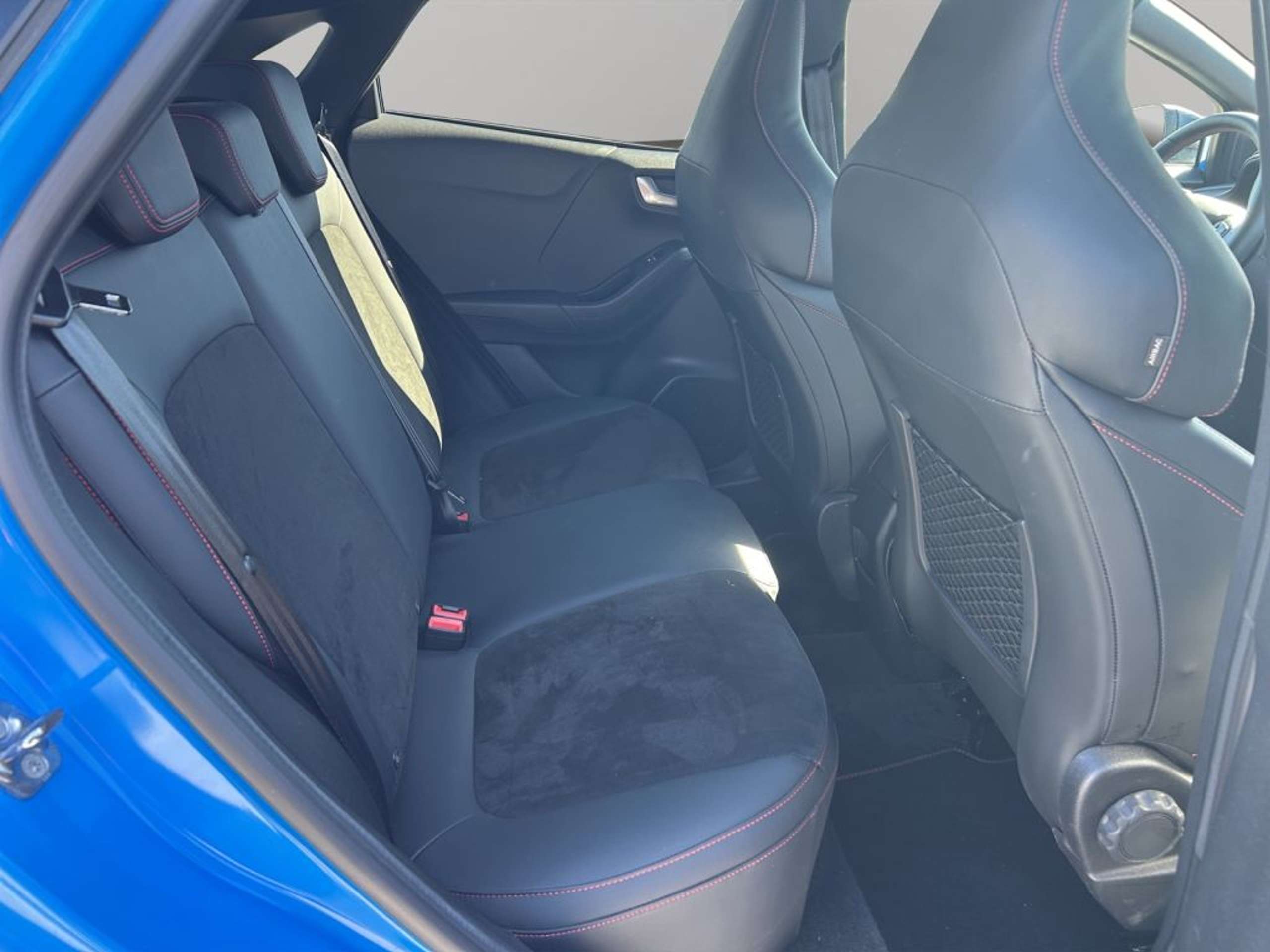 Fahrzeugabbildung Ford Puma 1.0 EcoBoost Hybrid Aut. ST X - mit KI generiert/bearbeitet