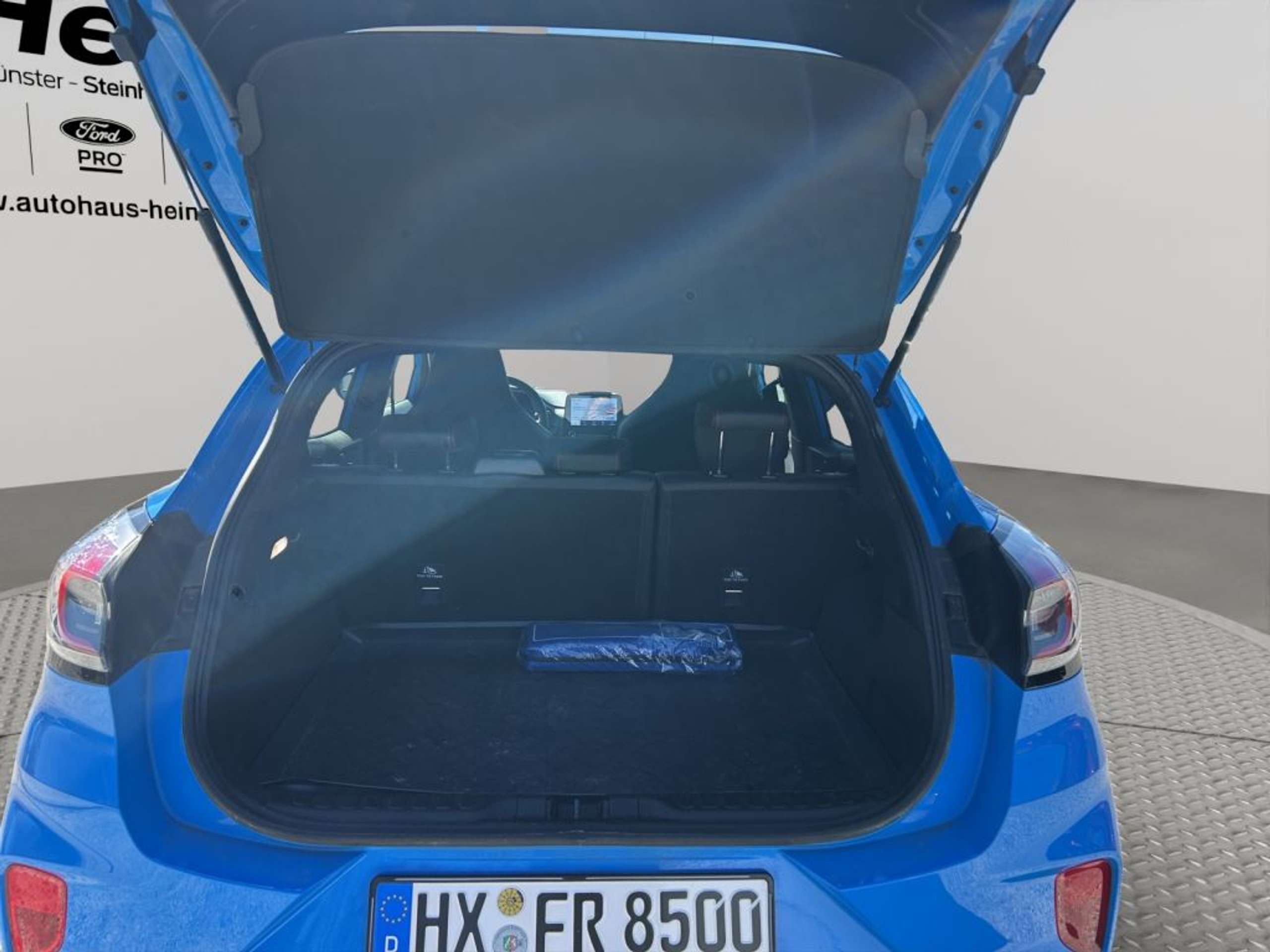 Fahrzeugabbildung Ford Puma 1.0 EcoBoost Hybrid Aut. ST X - mit KI generiert/bearbeitet