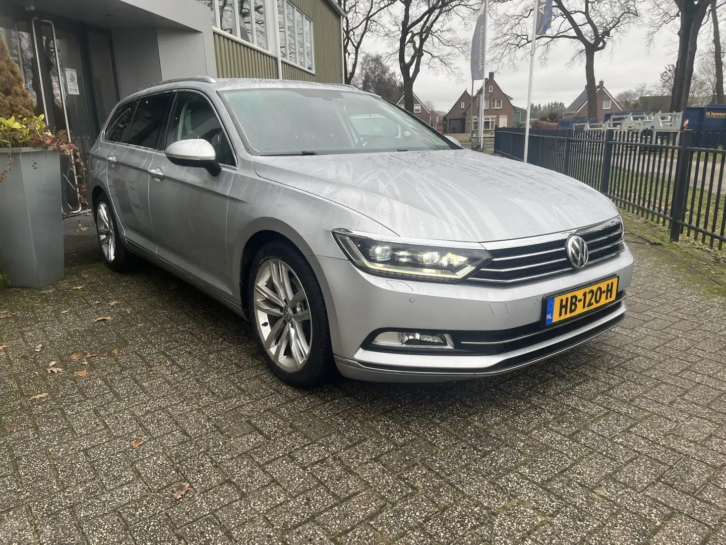 Volkswagen Passat Variant 1.6 TDI Highline | Airco | Trekhaak | Adaptive cru Grijs - 2