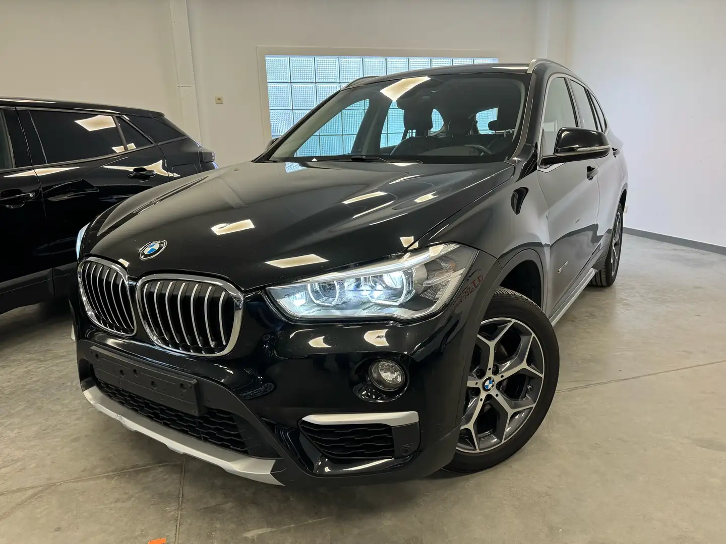 BMW X1 1.5iA sDrive18 Black - 1