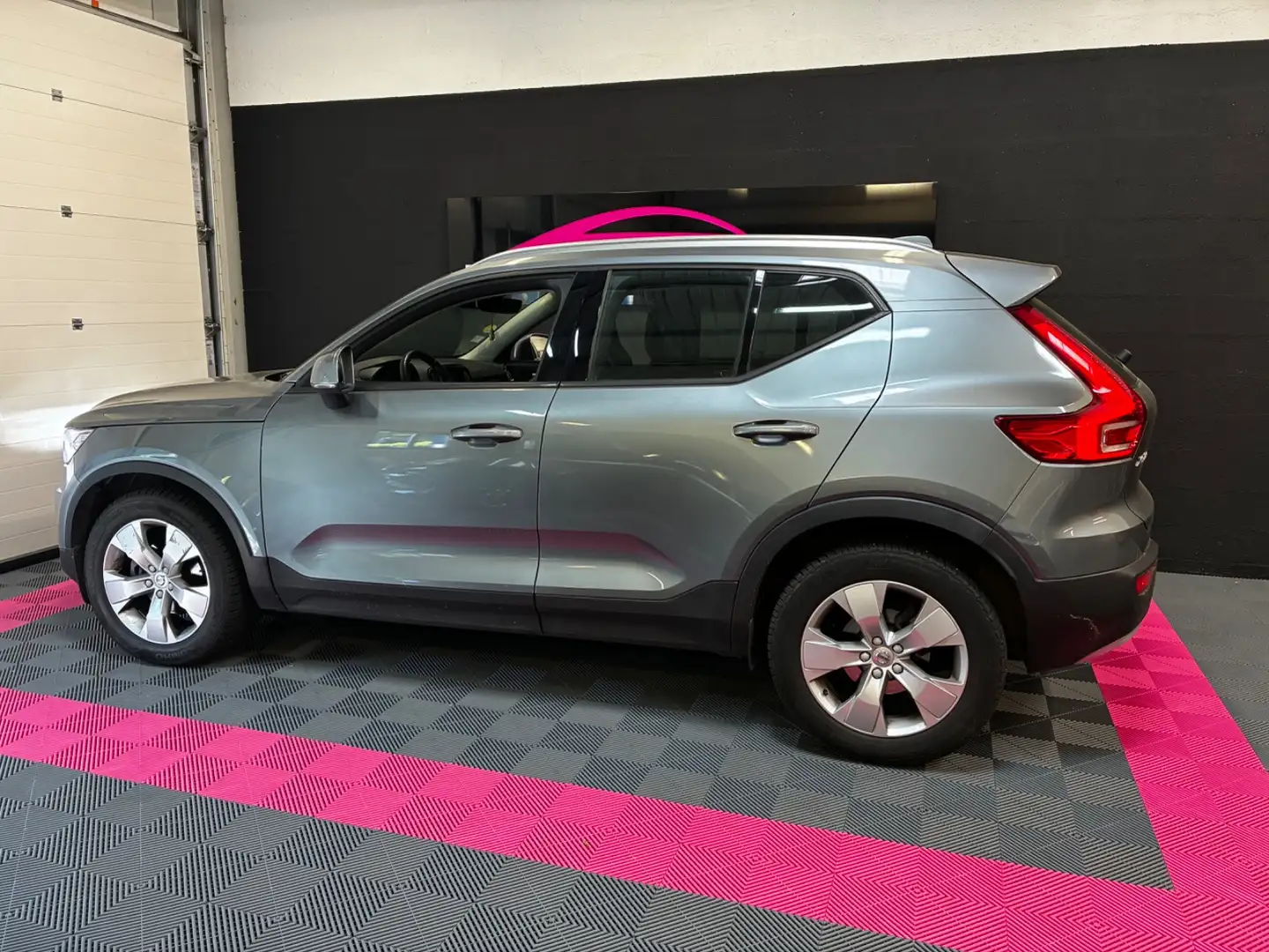 Volvo XC40 Momentum Gri - 2