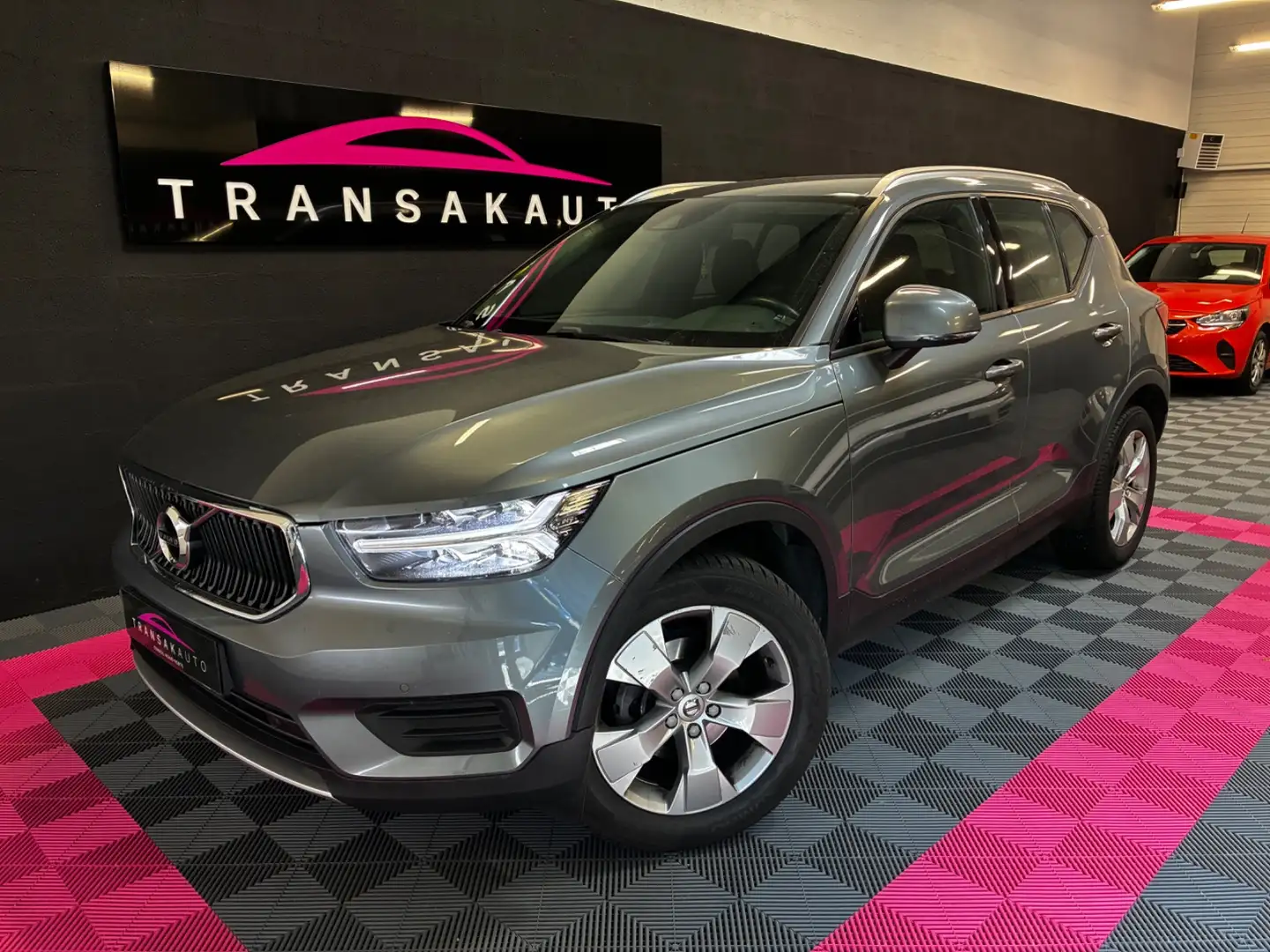 Volvo XC40 Momentum Gri - 1