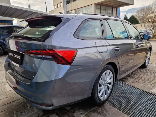 Skoda Octavia view 3