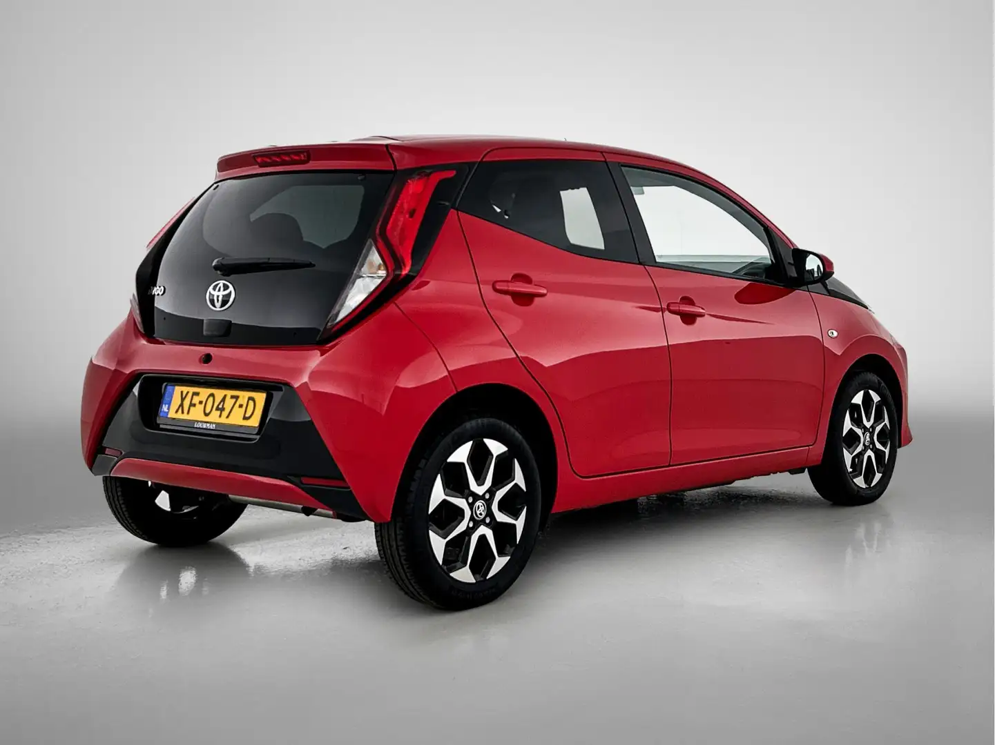Toyota Aygo 1.0 VVT-i x-joy | Climate control | Cruise control Rood - 2
