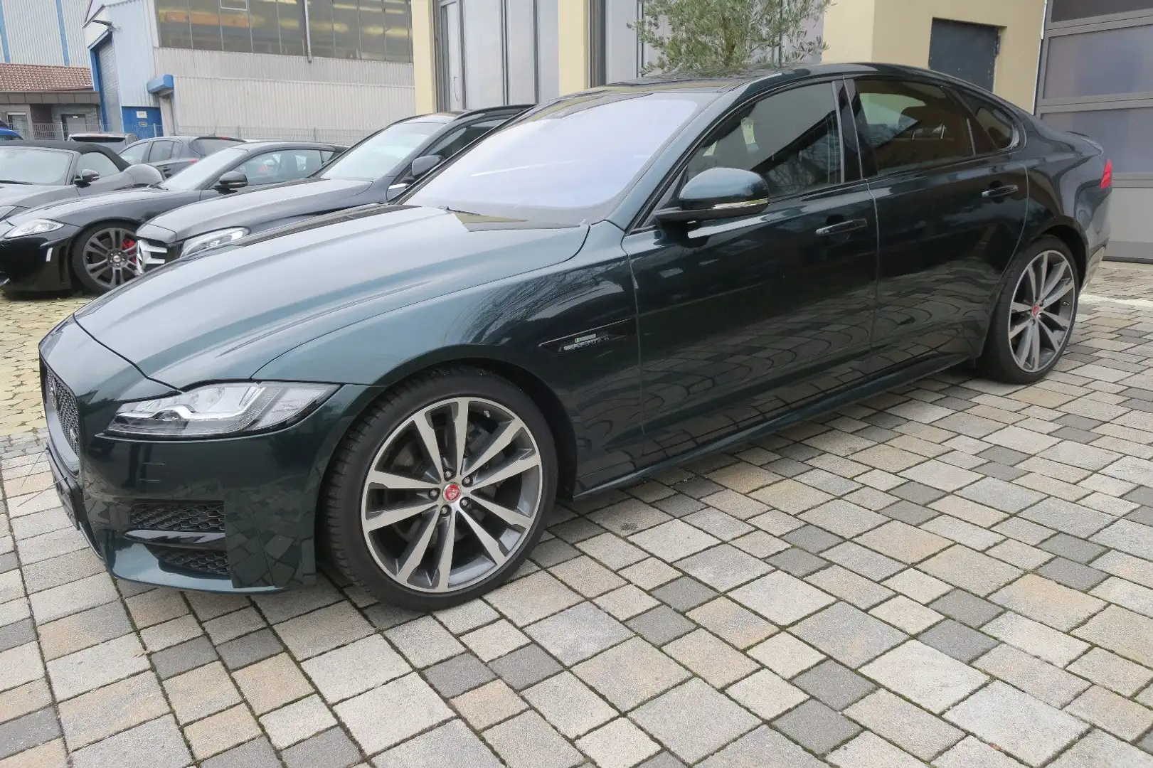 Jaguar XF R-Sport 3,0 X260 Racinggreen 1 Jahre Garantie Grün - 1