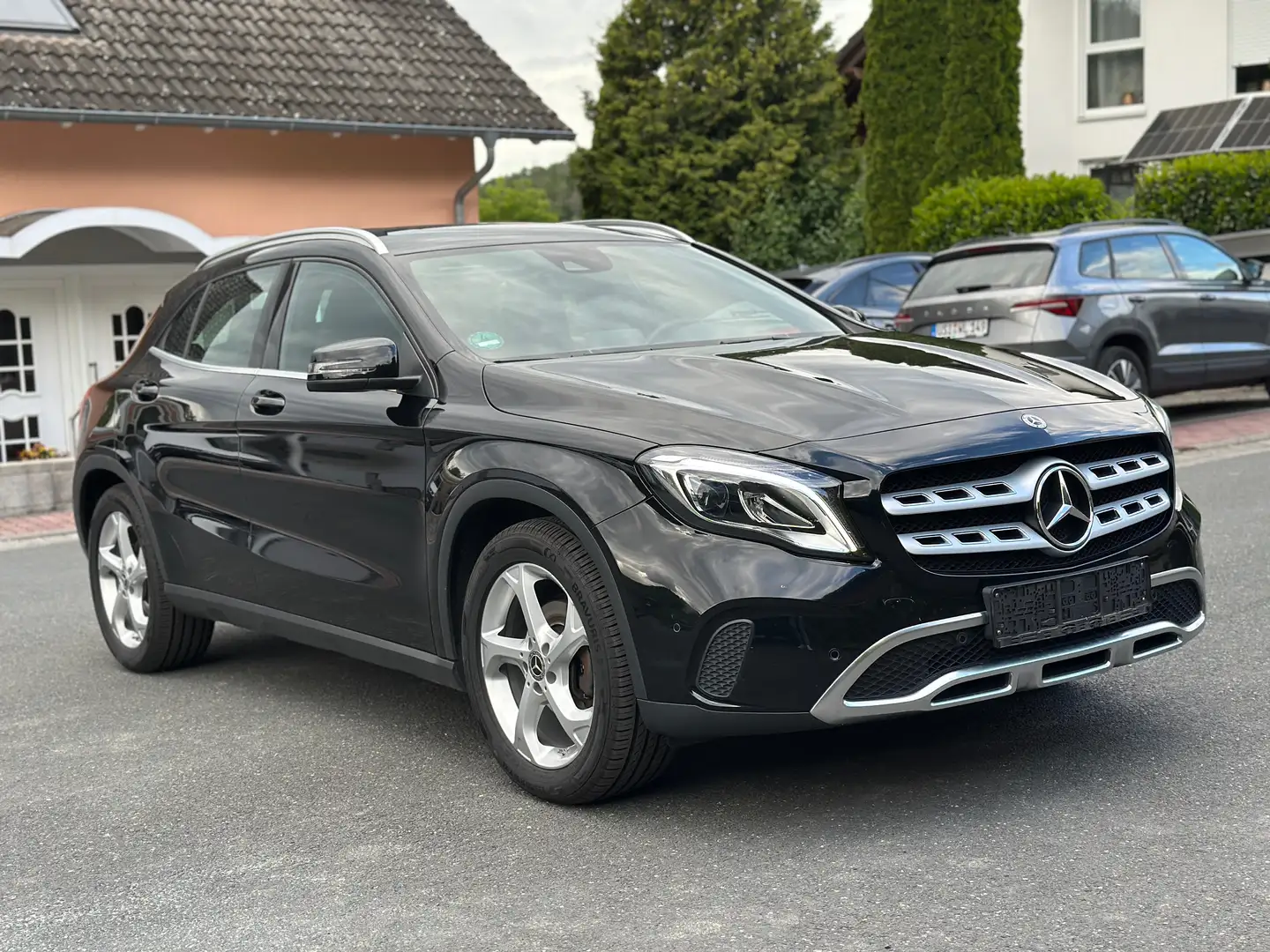 Mercedes-Benz GLA 180 GLA 180 Urban Schwarz - 1