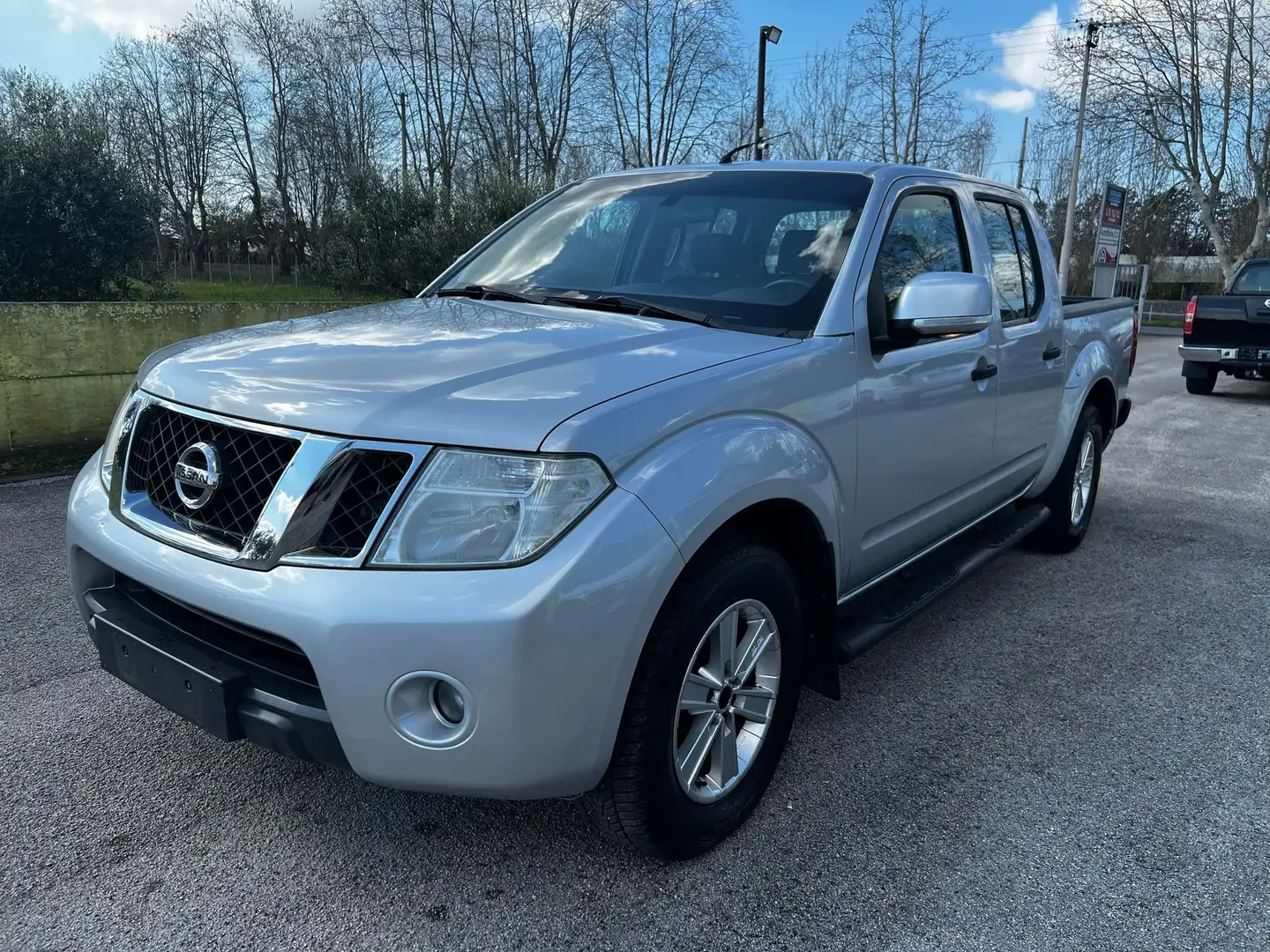 Nissan Navara 2.5 dci d.cab Gris - 1