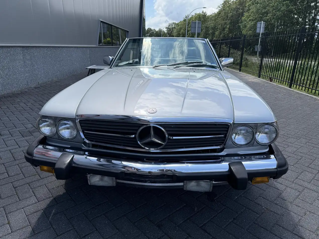 Mercedes-Benz SL 560 W107, foto 3