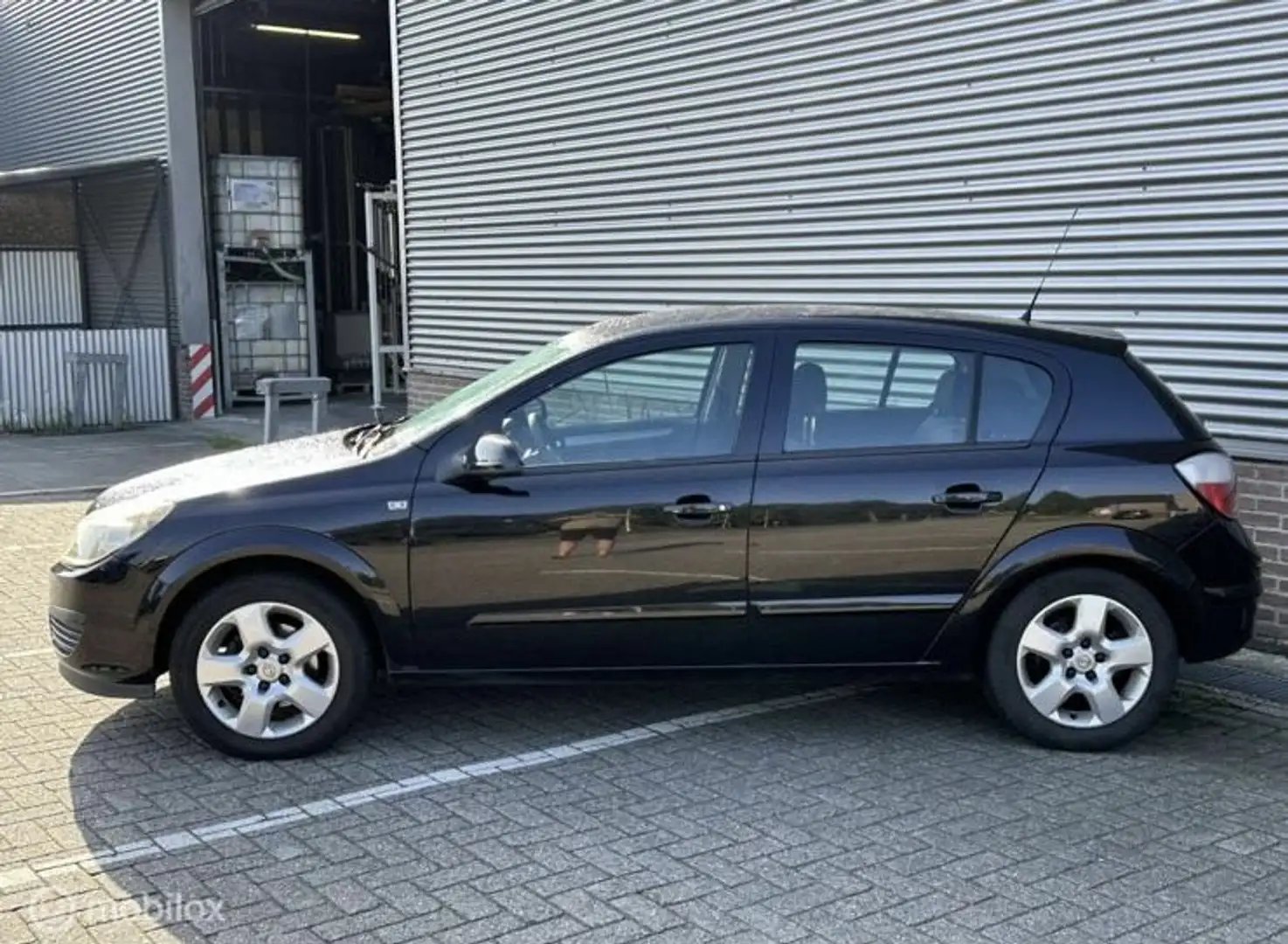 Opel Astra 1.6 Edition Zwart - 1
