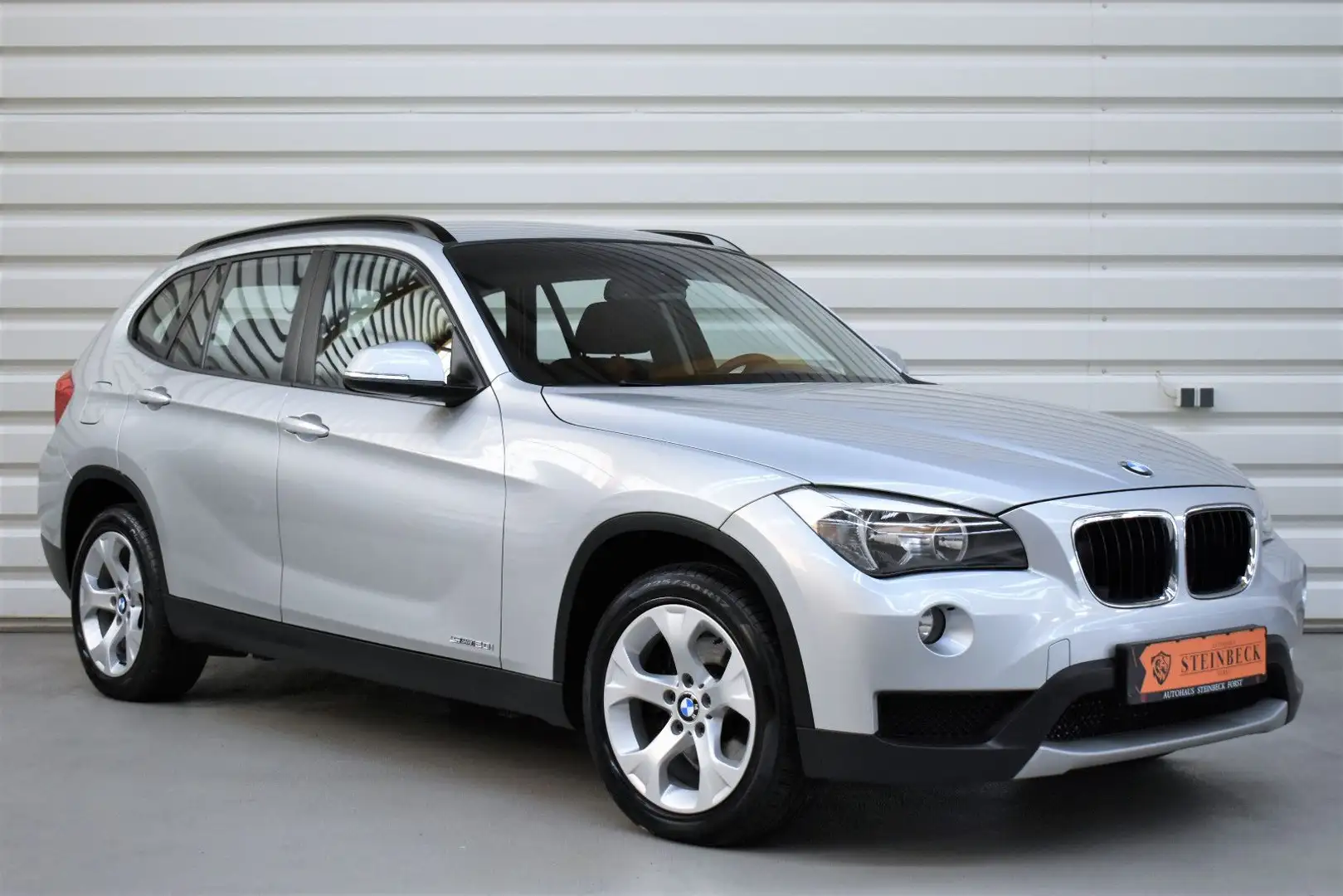BMW X1 20i sDrive+Tempomat+PDC+SHZ+Automatik+50.200 Silber - 1
