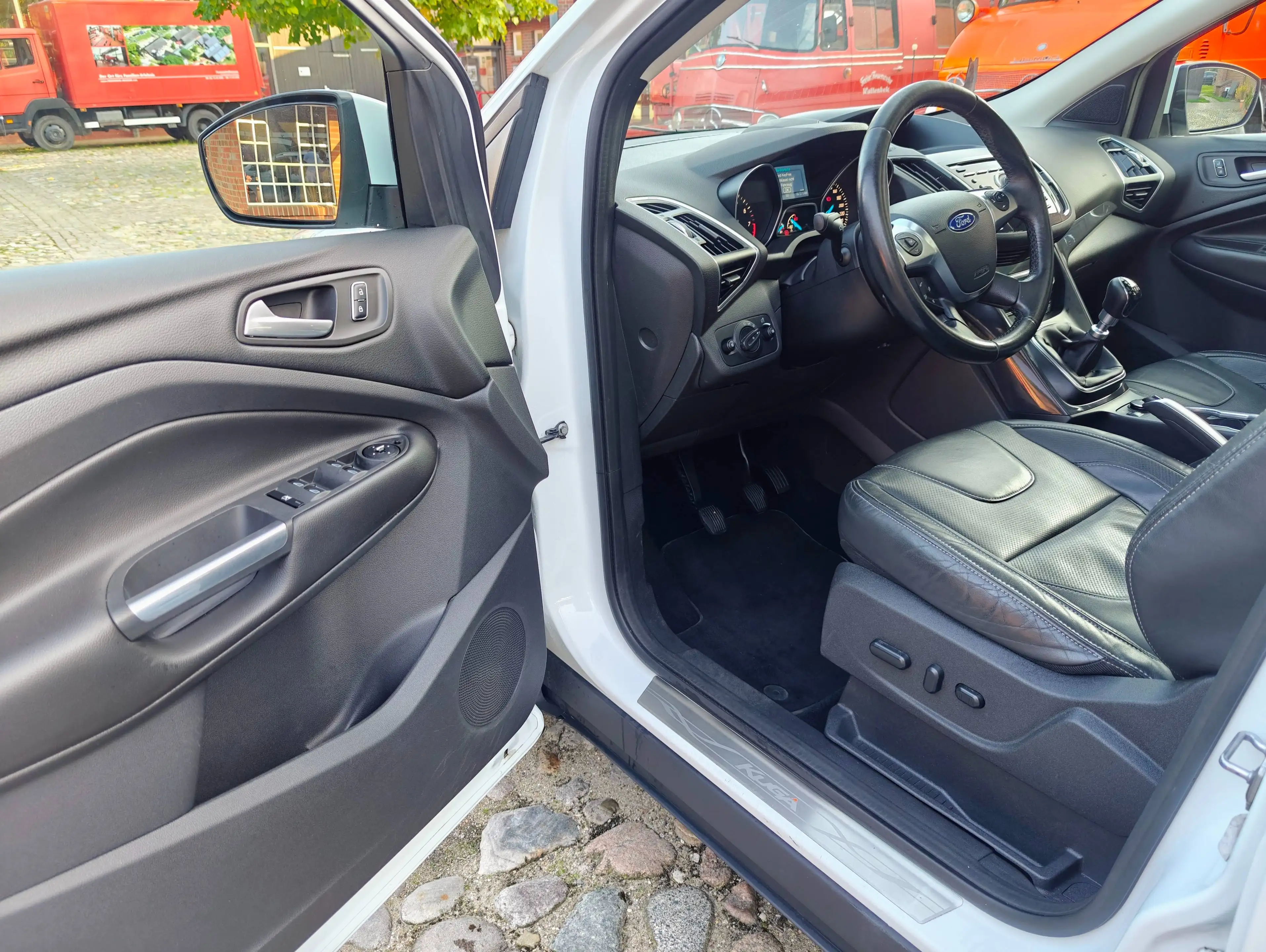 Ford Kuga Titanium 1,6 / Klimaautomatik / — photo 9