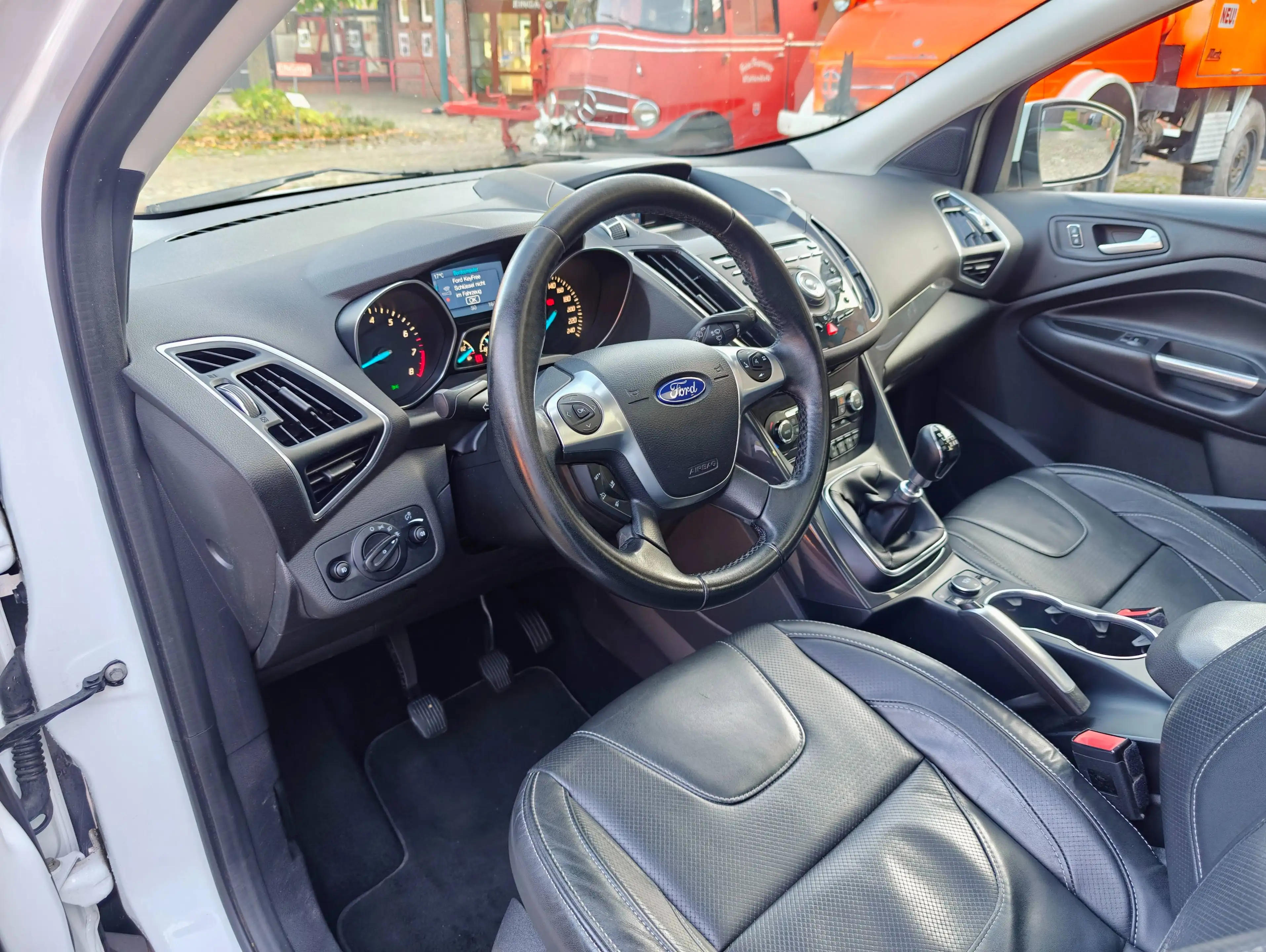 Ford Kuga Titanium 1,6 / Klimaautomatik / — photo 8