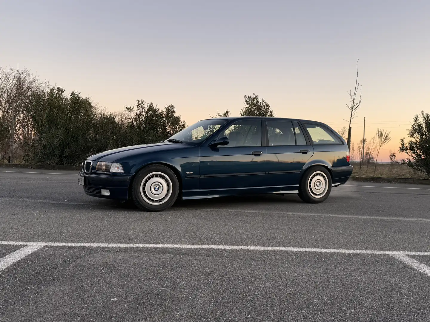 BMW 320 320i Touring - 1