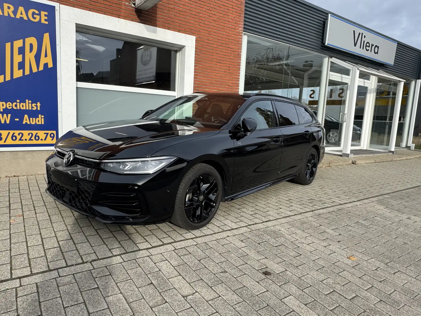 Volkswagen Passat Variant R-Line Full-option Business Premium 1.5 150 PK DSG Noir - 1