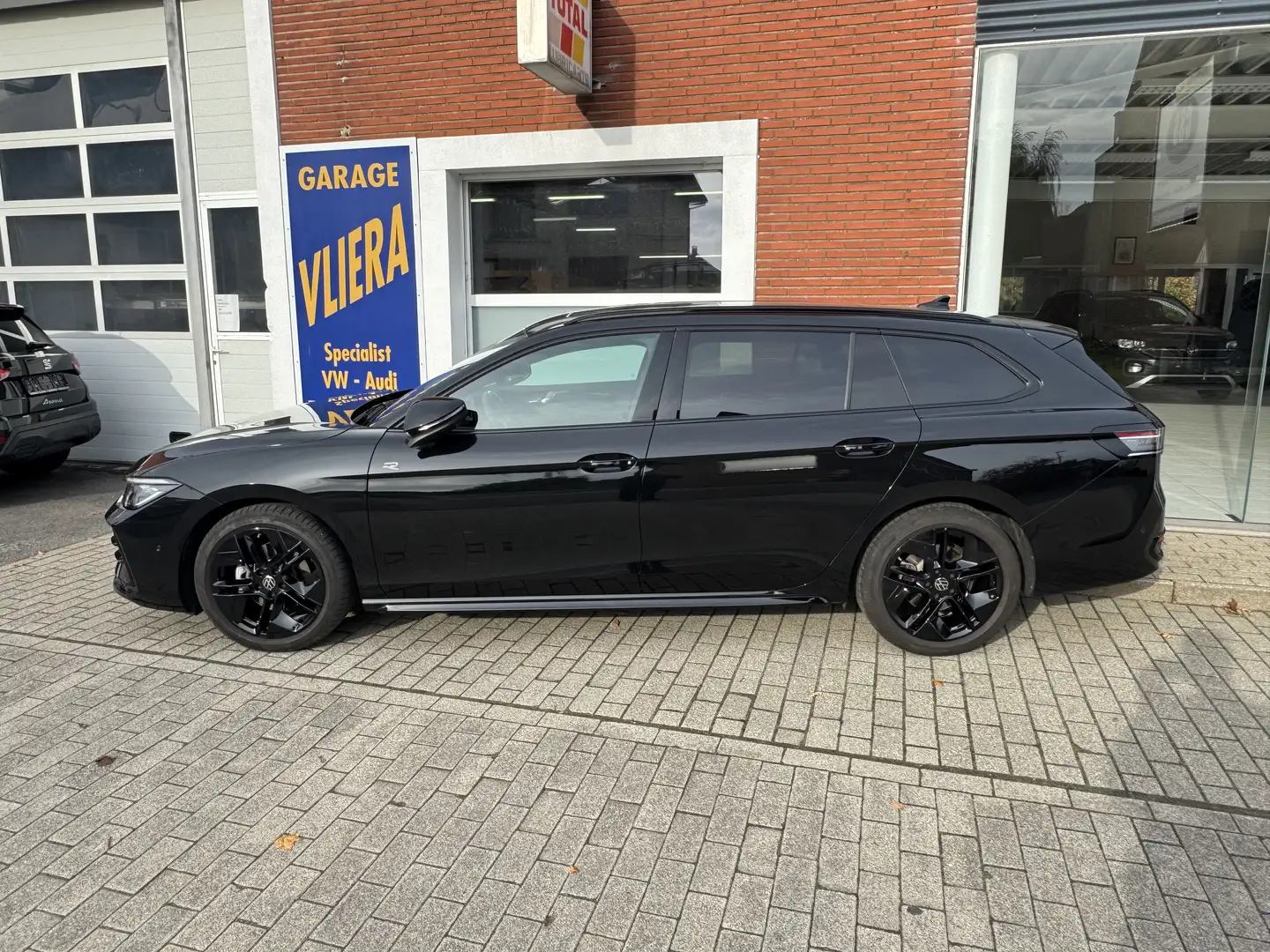 Volkswagen Passat Variant R-Line Full-option Business Premium 1.5 150 PK DSG Noir - 2