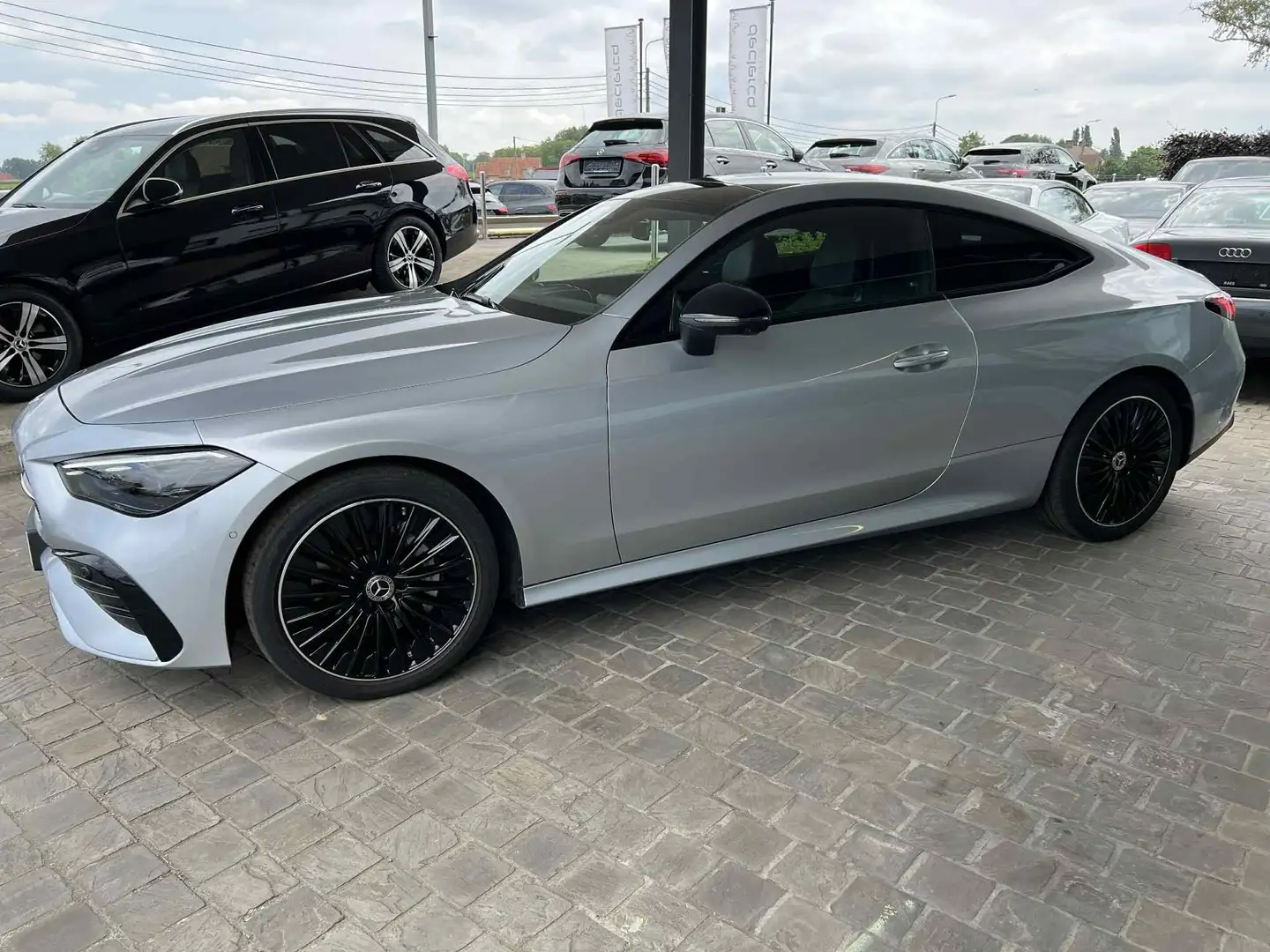 Mercedes-Benz CLE 200 Coupé AMG 2024 PANODAK DISTRONIC NIGHTPAKKET Zilver - 2