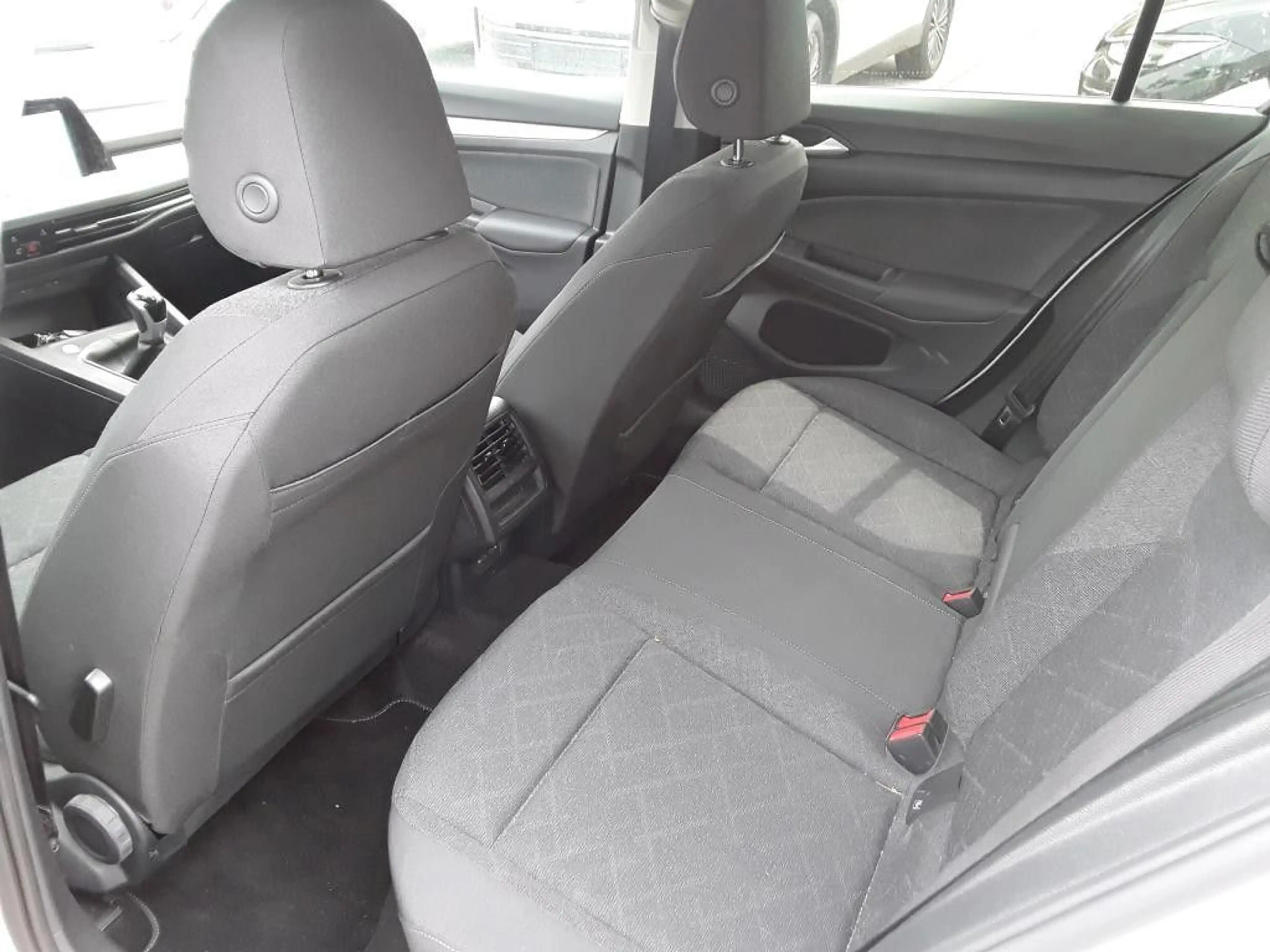 Volkswagen Golf VIII Lim. Life 1.5 TSI Navi SHZ ACC LED Alu — photo 6