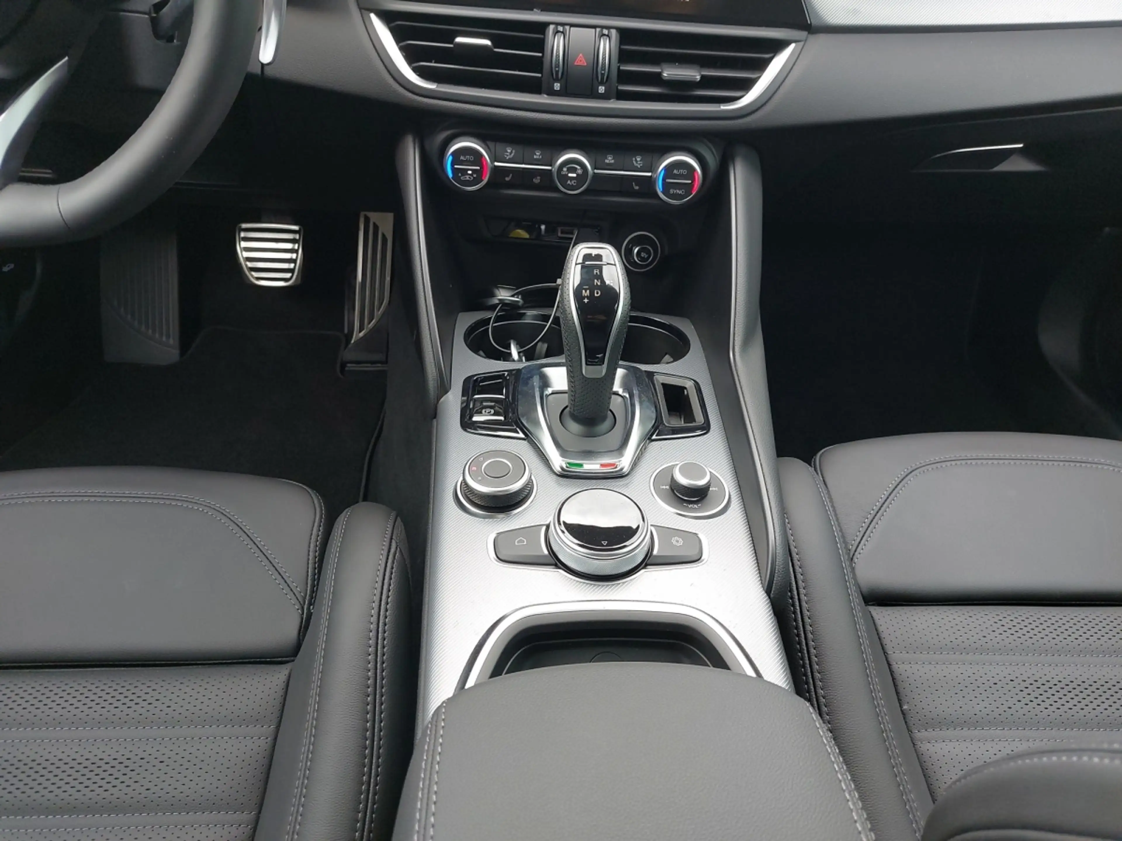Alfa Romeo Giulia Veloce 210PS Q4 — photo 9