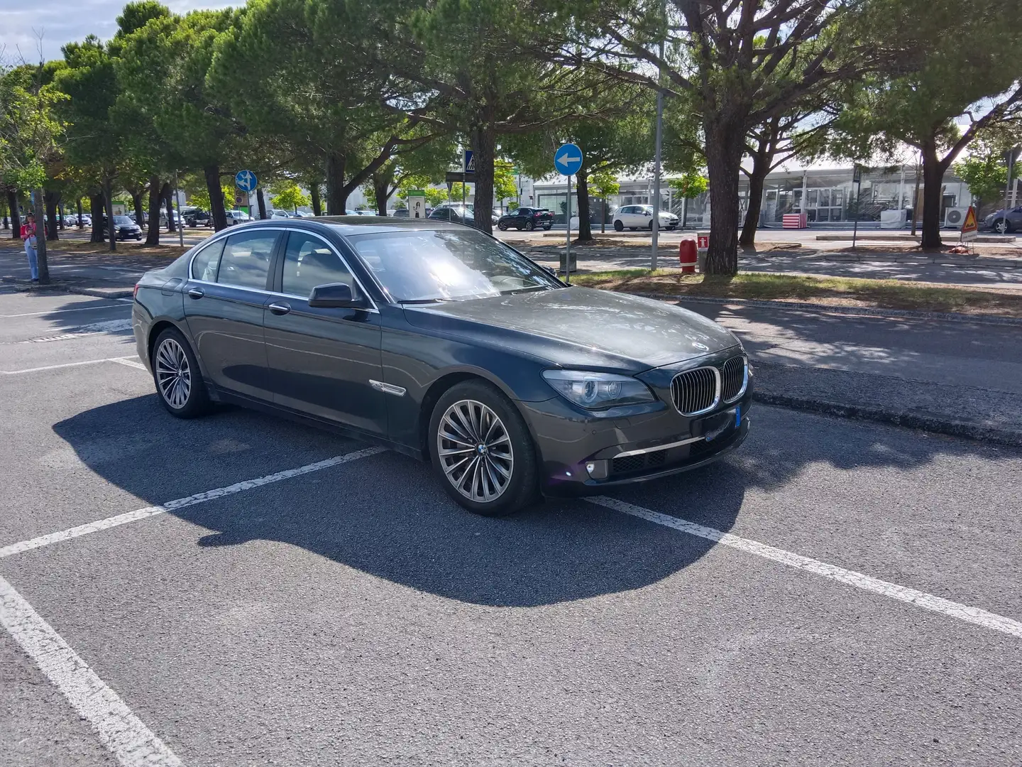 BMW 750 Serie 7 F/01-02 750i xdrive Eletta auto Gris - 2