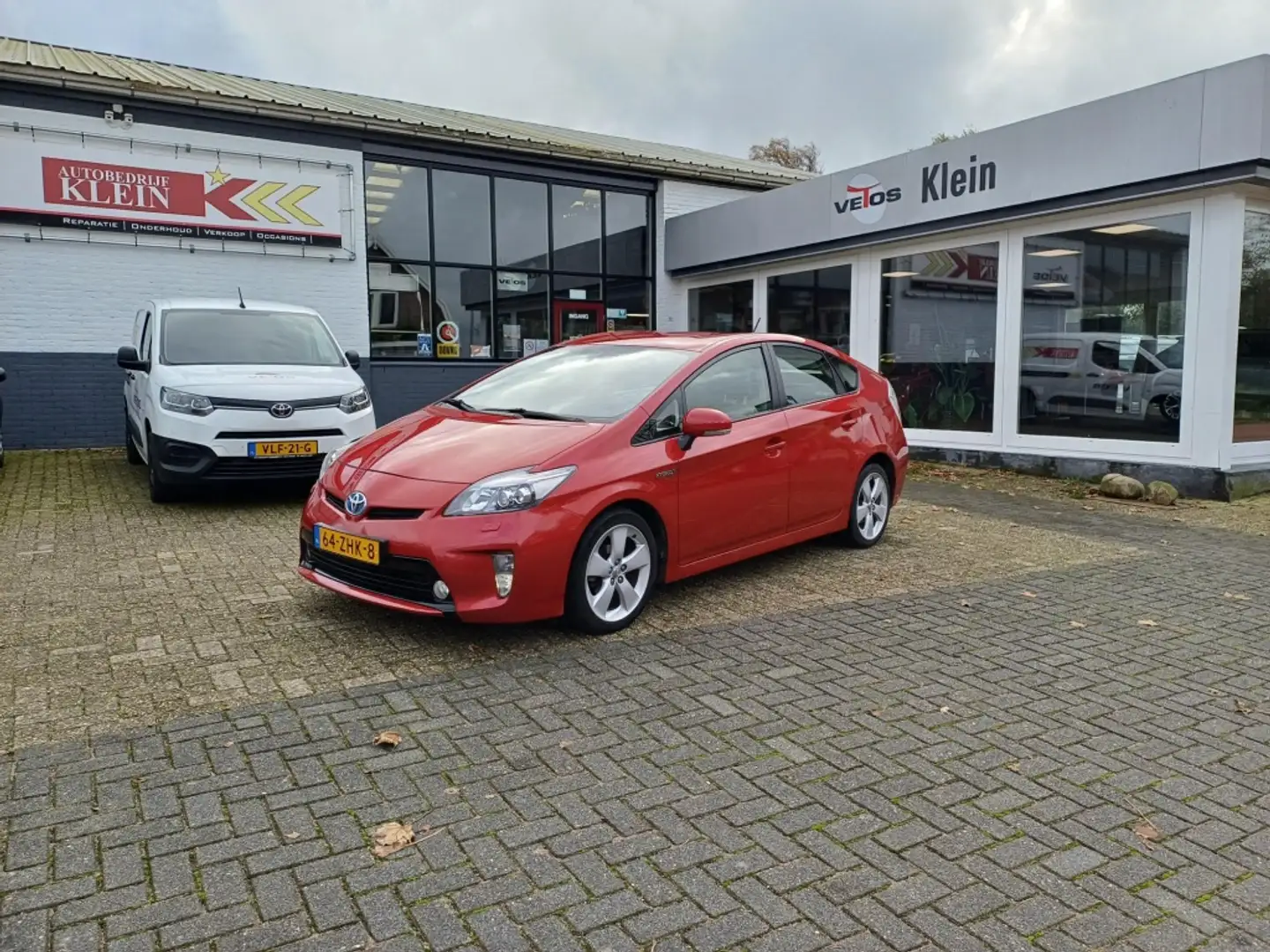 Toyota Prius 1.8 Dynamic Bns Rood - 1