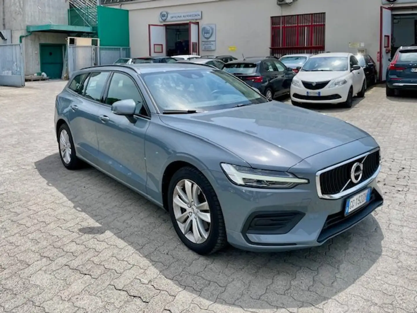Volvo V60 V60 2.0 b4 Momentum Business Autom. Perfetta!!!! Grau - 2