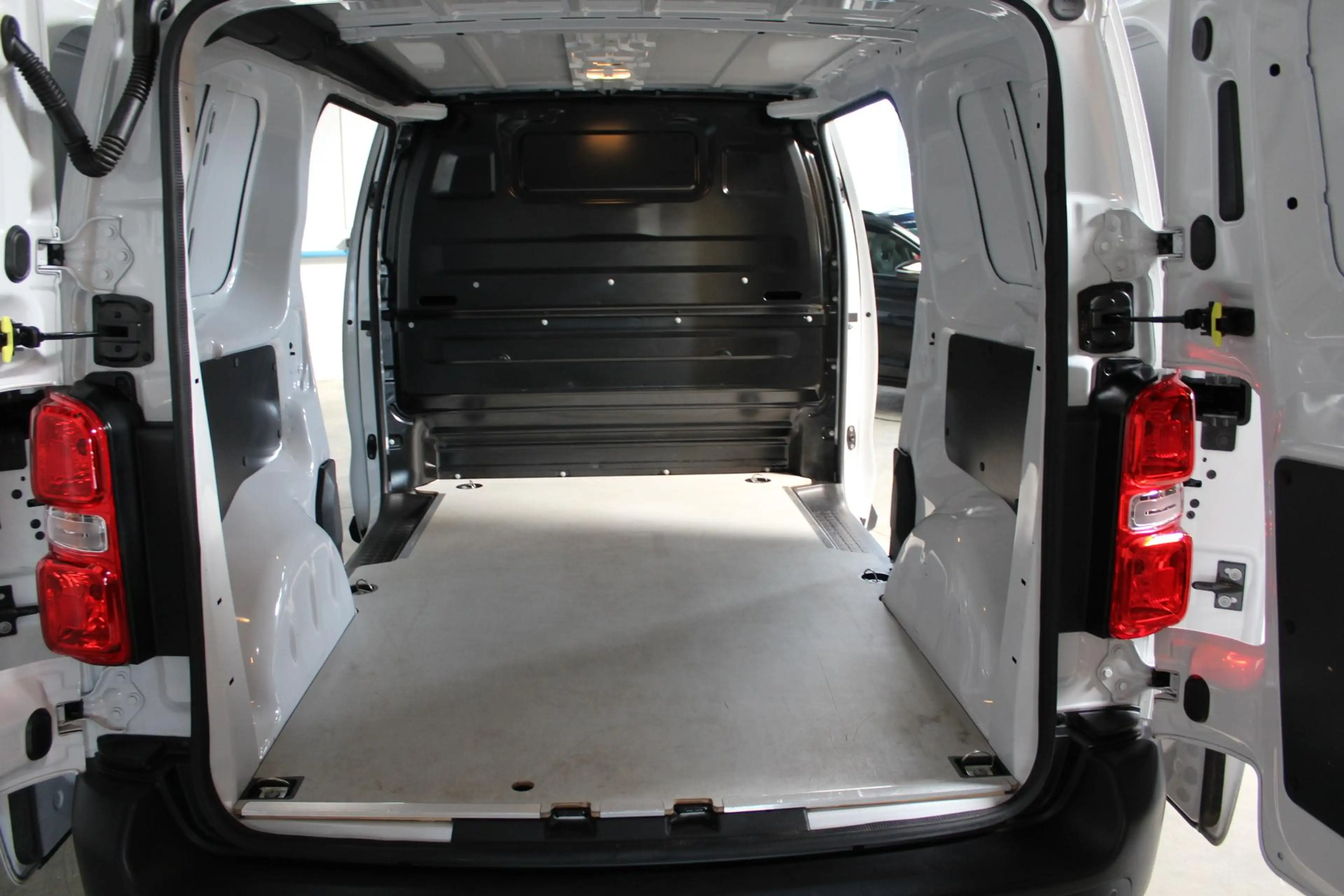 Peugeot e-Expert e-Expert L2 Premium 136 PS SOFORT — photo 3