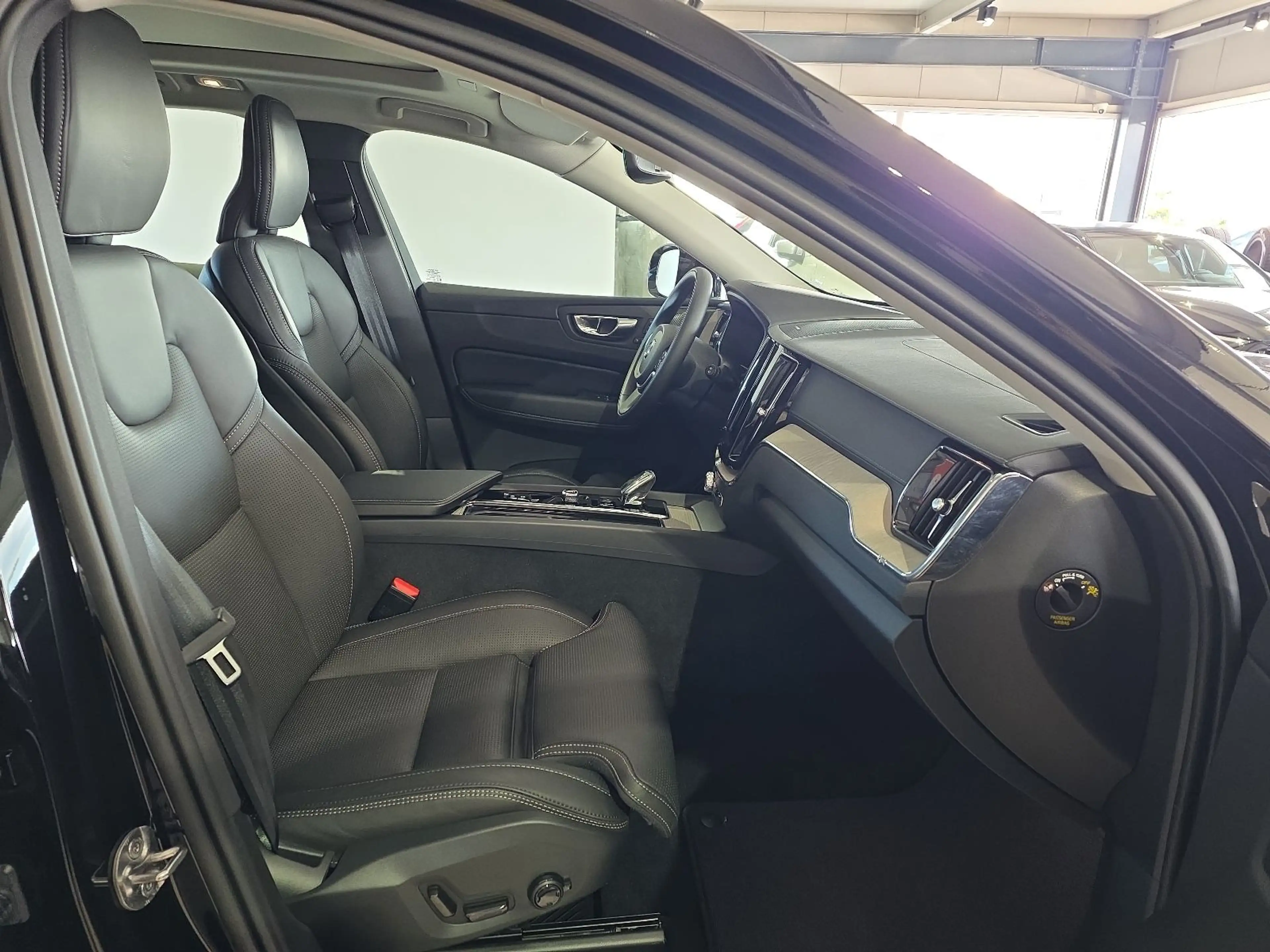 Volvo XC60 B5 Inscription ACC Sitzbelüftung 360° Pano — photo 11
