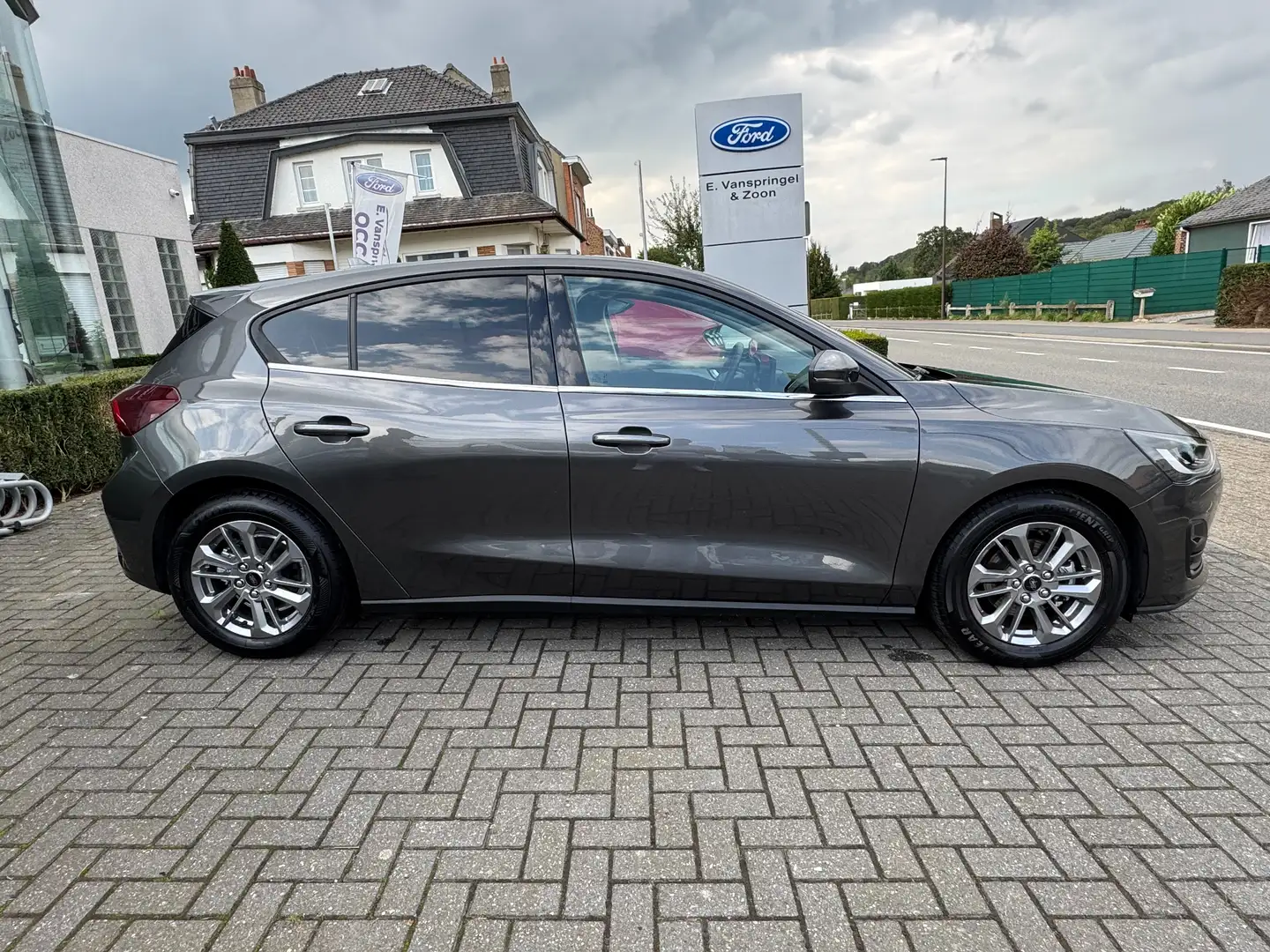 Ford Focus 1.0 EcoBoost MHEV Titanium X Grijs - 1