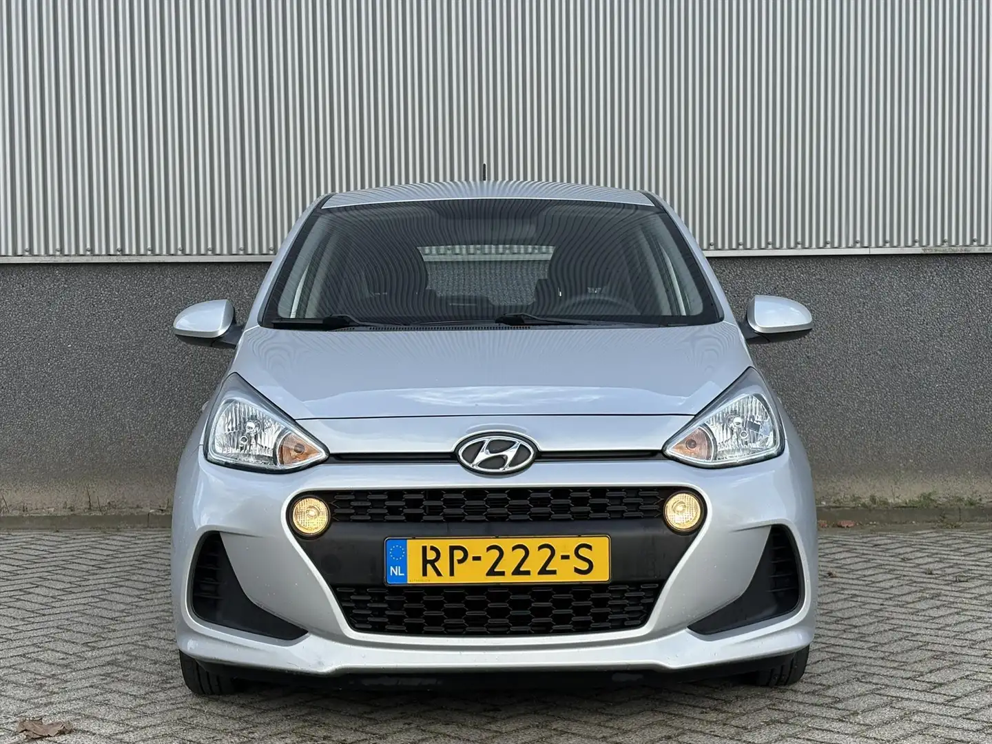 Hyundai i10 1.0i Blue 66pk Comfort | Navigatie | Cruise Contro Grijs - 2
