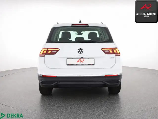 Volkswagen Tiguan view 4