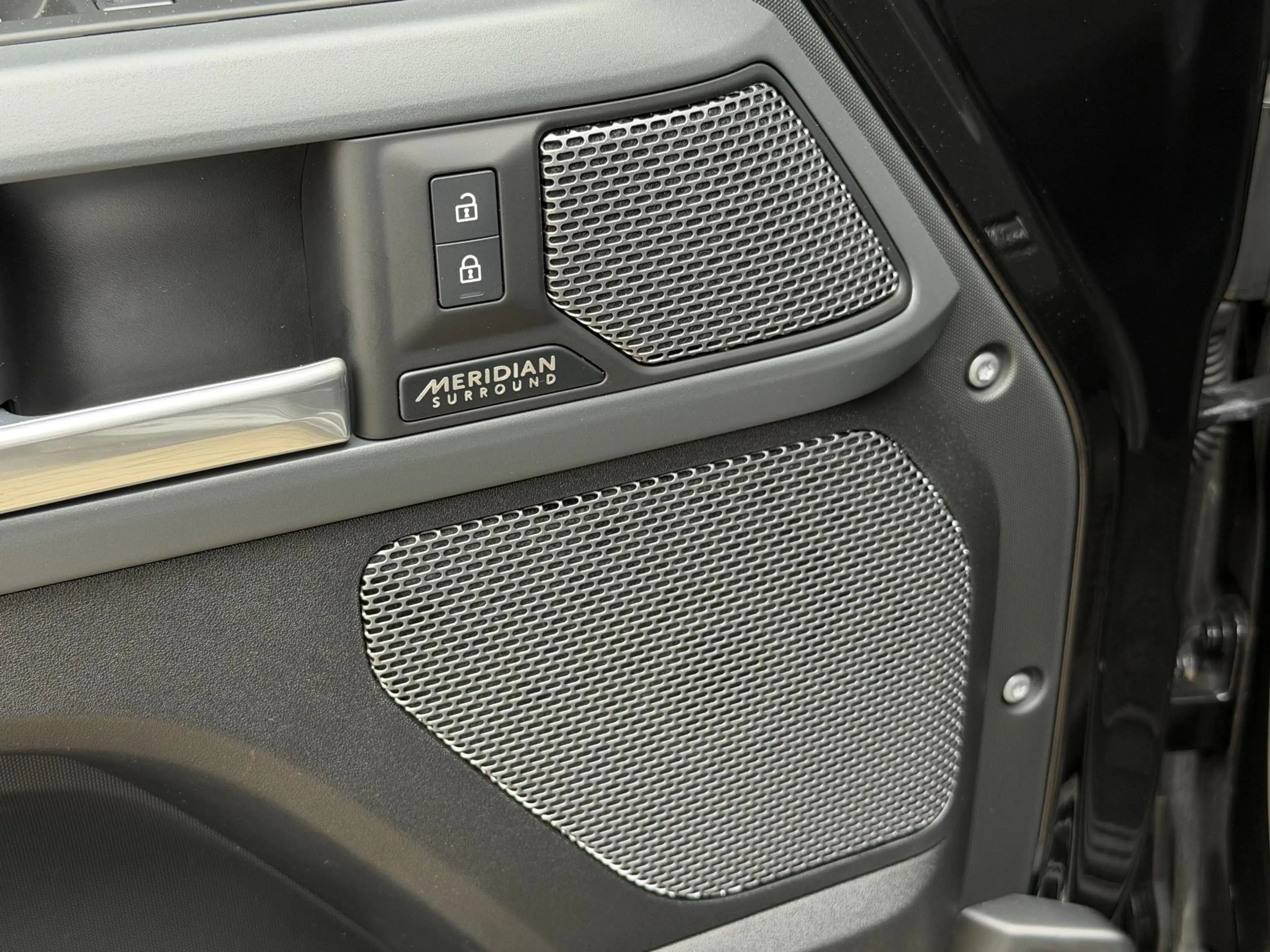 Land Rover Defender 110 2.0 P400e 110 X-Dynamic HSE | NL-Auto/6-pers./ — photo 12
