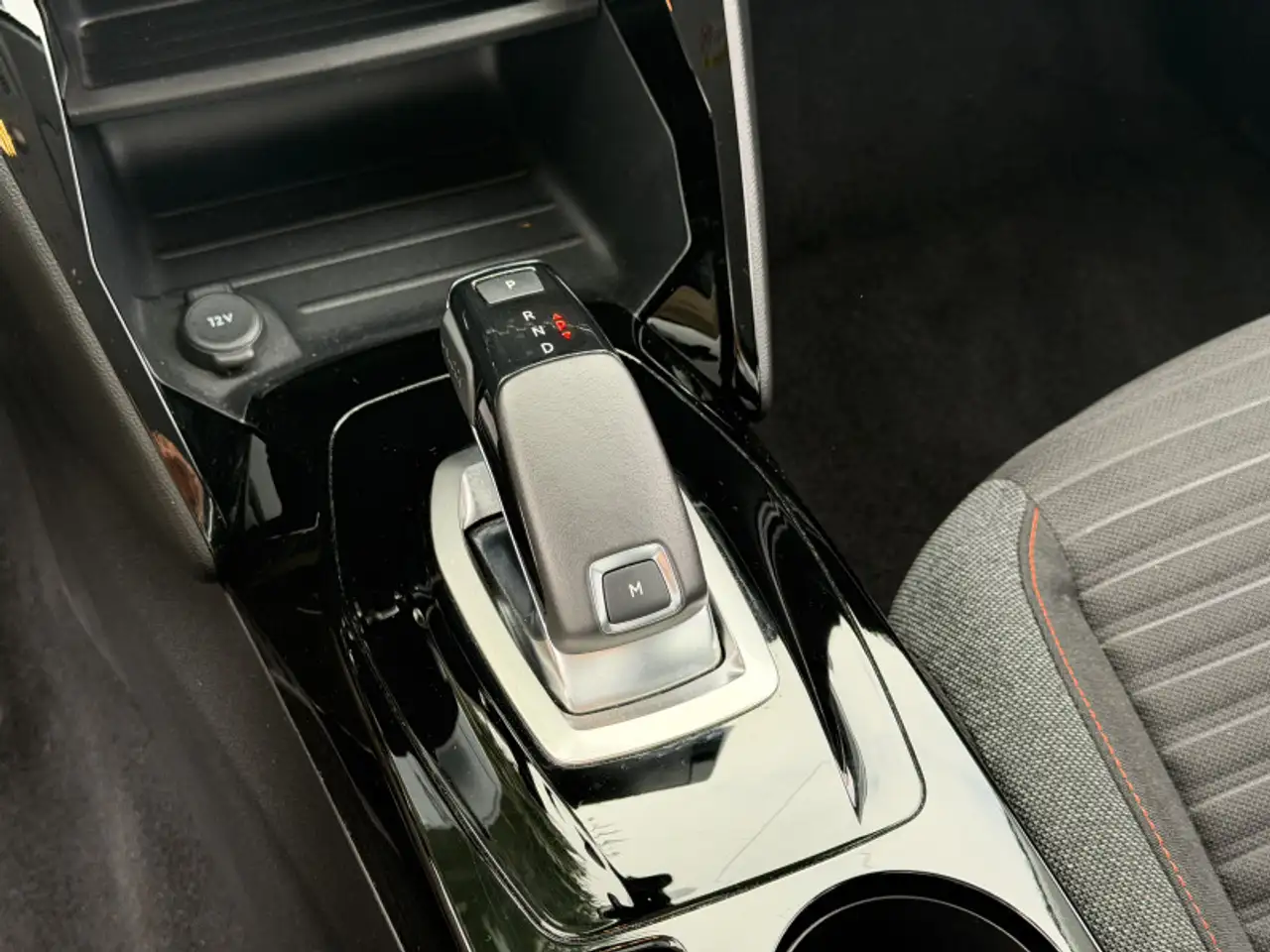 Peugeot 208 208 — photo 12
