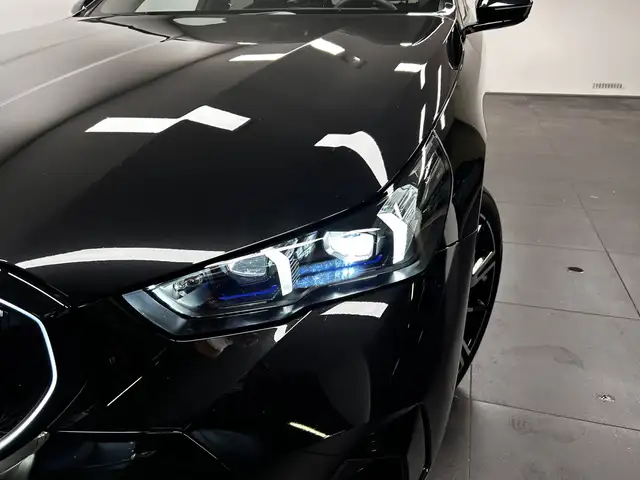BMW 5 Series view 9