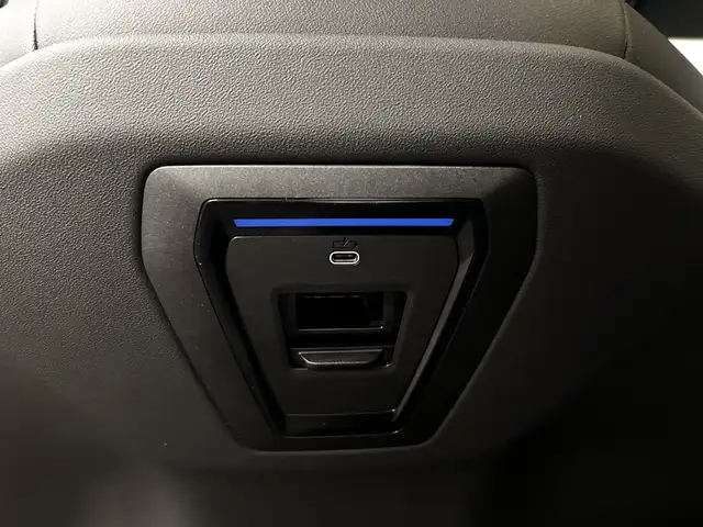 BMW 5 Series view 17