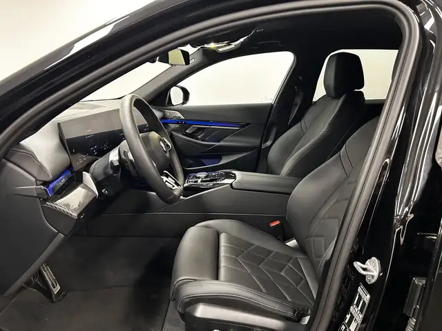BMW 5 Series view 4