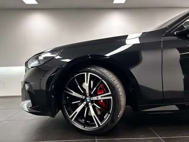 BMW 5 Series view 8