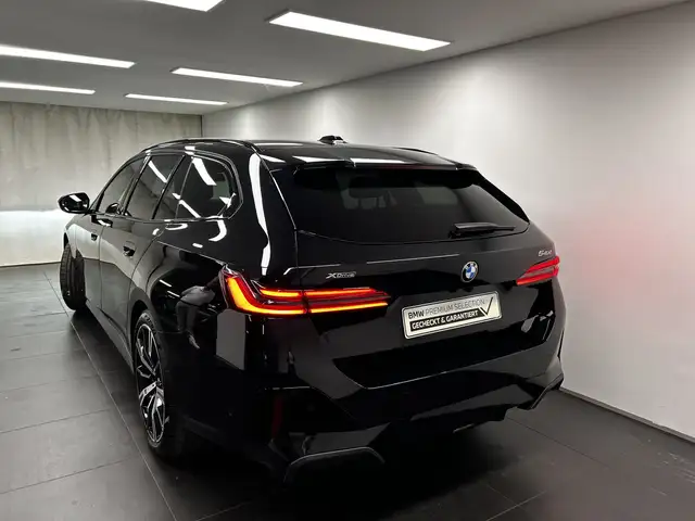 BMW 5 Series view 10