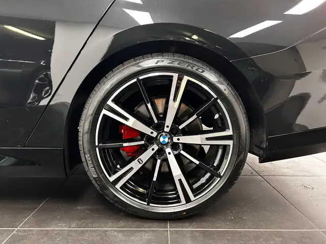 BMW 5 Series view 6