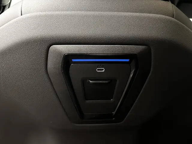 BMW 5 Series view 16