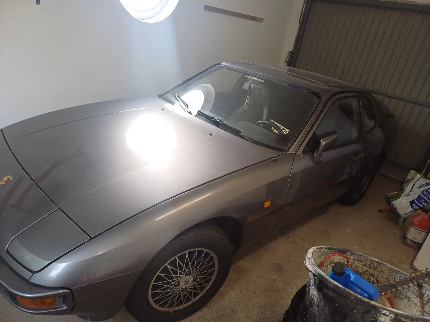 Porsche 924 Porsche 924 5 gang benzine 2.hand ganz sauber. Grau - 1