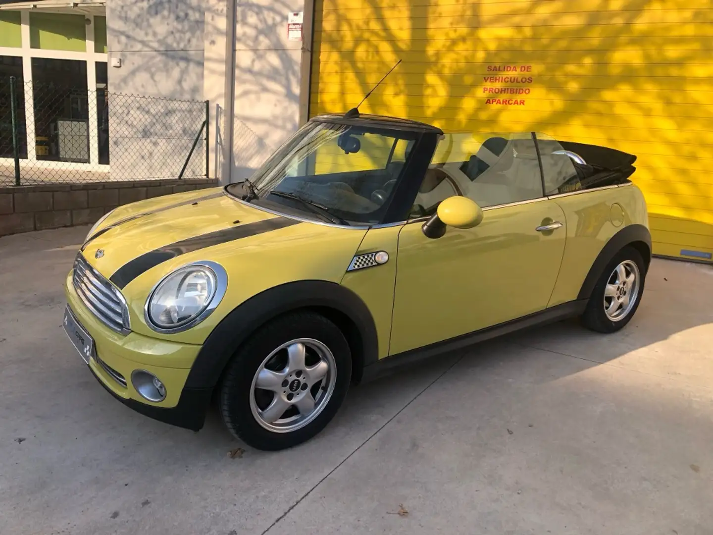 MINI One Cabrio Amarillo - 1