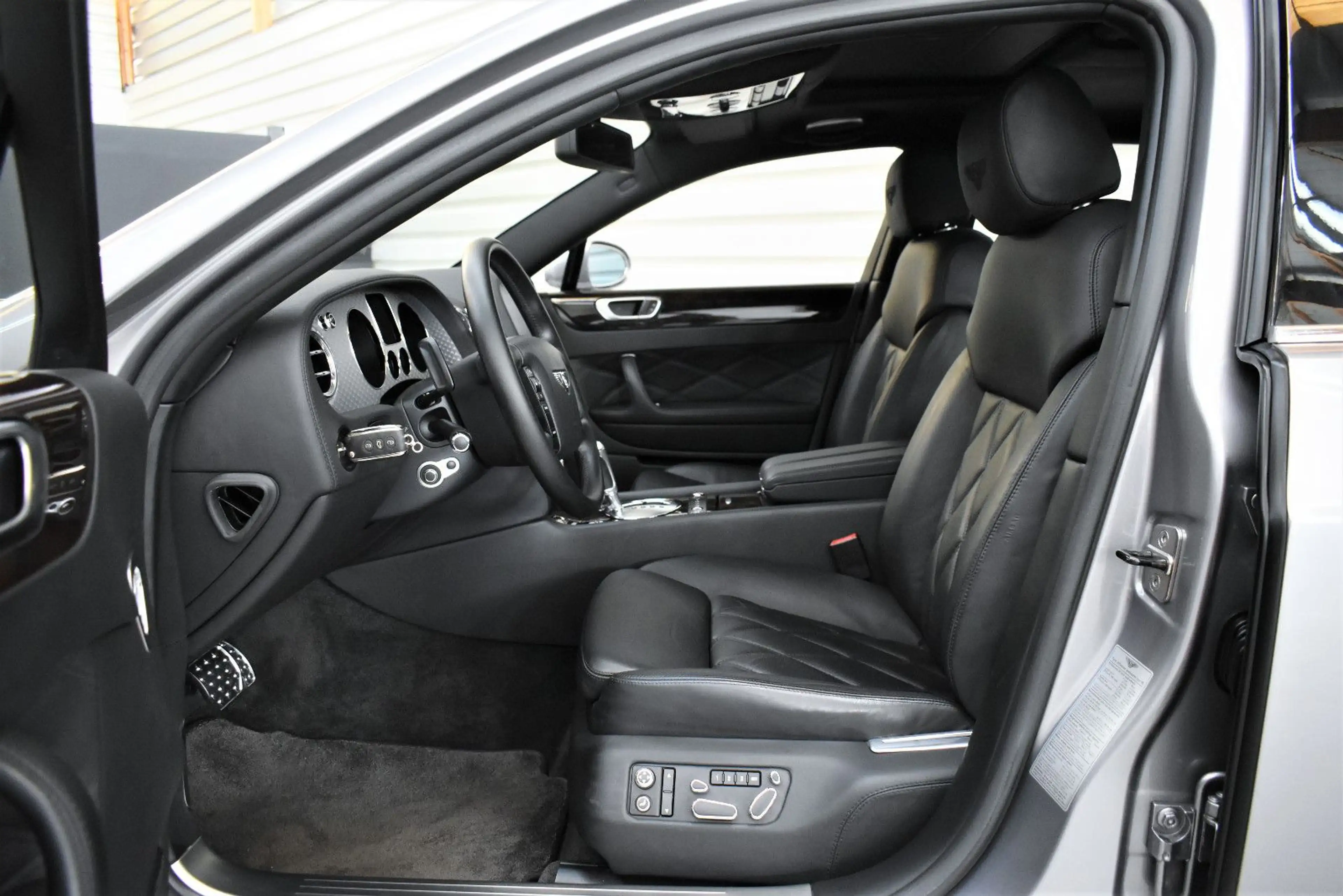 Bentley Flying Spur +Massage+Schiebedach+SHZ — photo 11