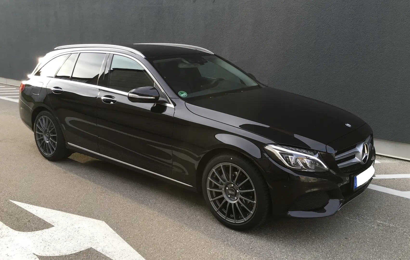 Mercedes-Benz C 180 Avantgarde T-Modell PANO / HUD / ILS / Keyless-Go Schwarz - 2
