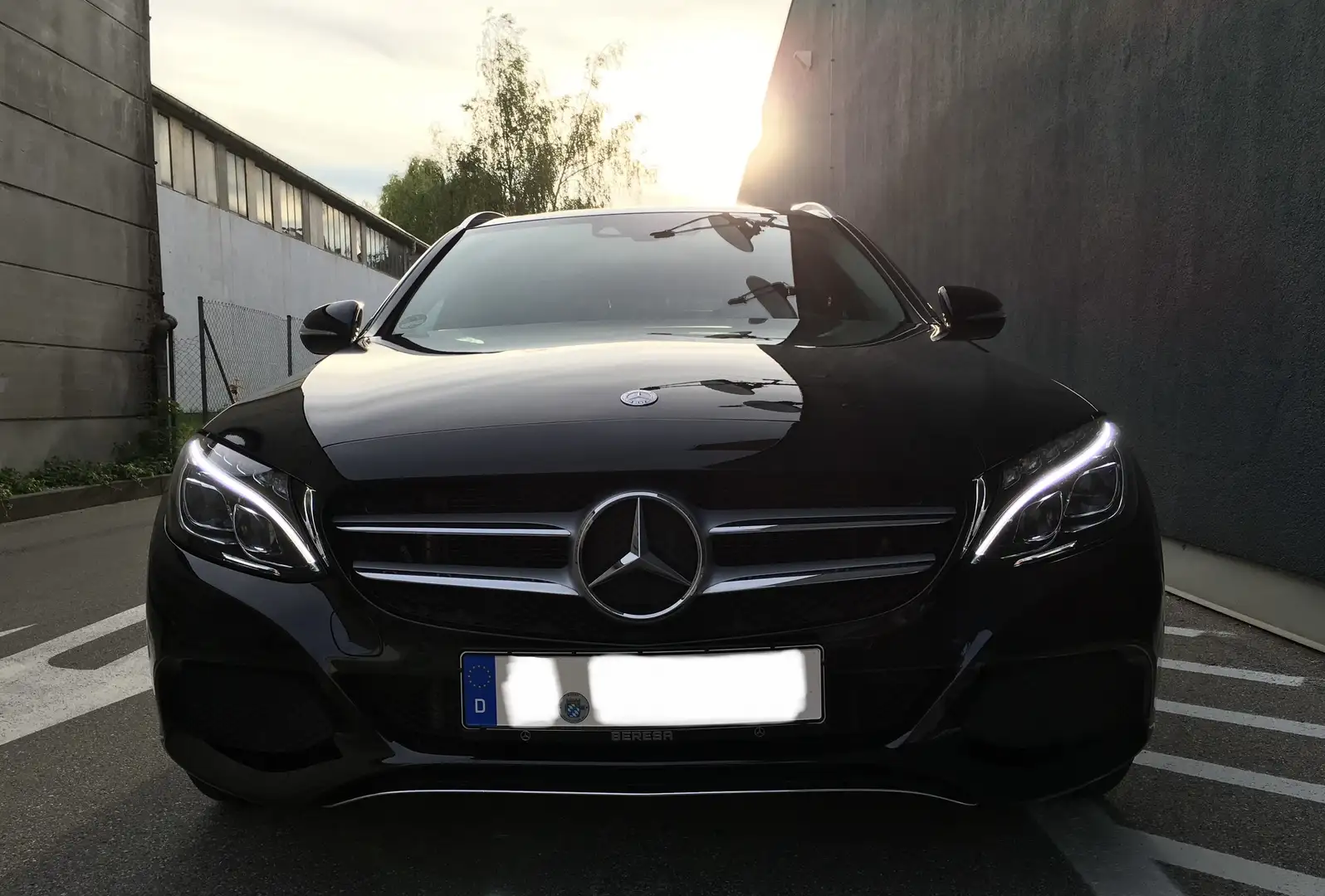 Mercedes-Benz C 180 Avantgarde T-Modell PANO / HUD / ILS / Keyless-Go Schwarz - 1